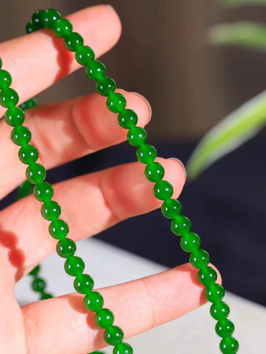 【珠圆玉润.项链】

精品和田玉碧玉珠圆玉润项链 玉质细腻油润 饱满光滑 质朴无华，悠远简单，人心境界远，百世修炼深，心灵常驻善意持，觉悟人生百世修。重38.6克 尺寸取一6mm  FDL-221102522