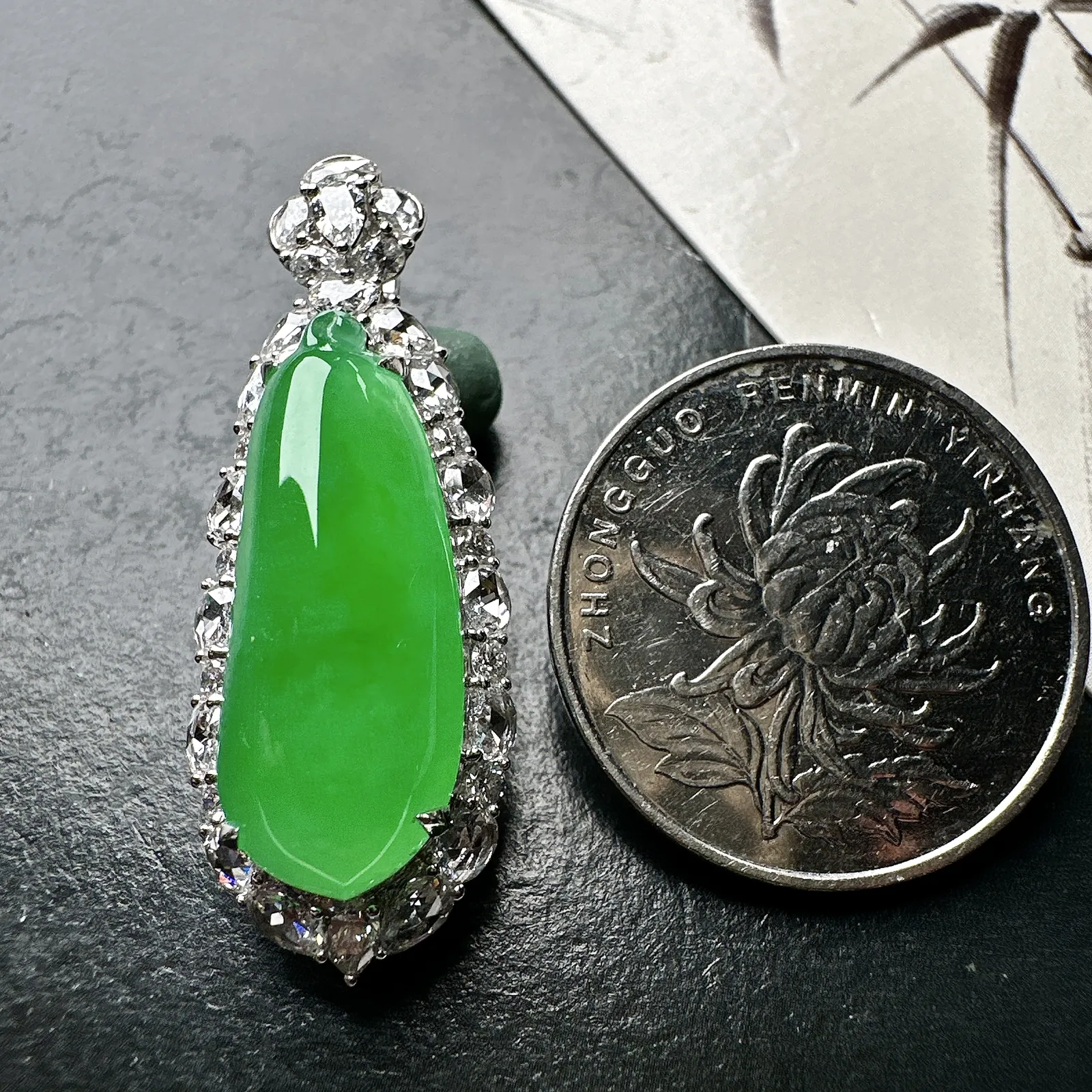 【冰种满绿福瓜】质地冰润细腻，种老起光，收藏品质，18K金钻镶嵌，裸石尺寸24.7*9.9*5.5毫米