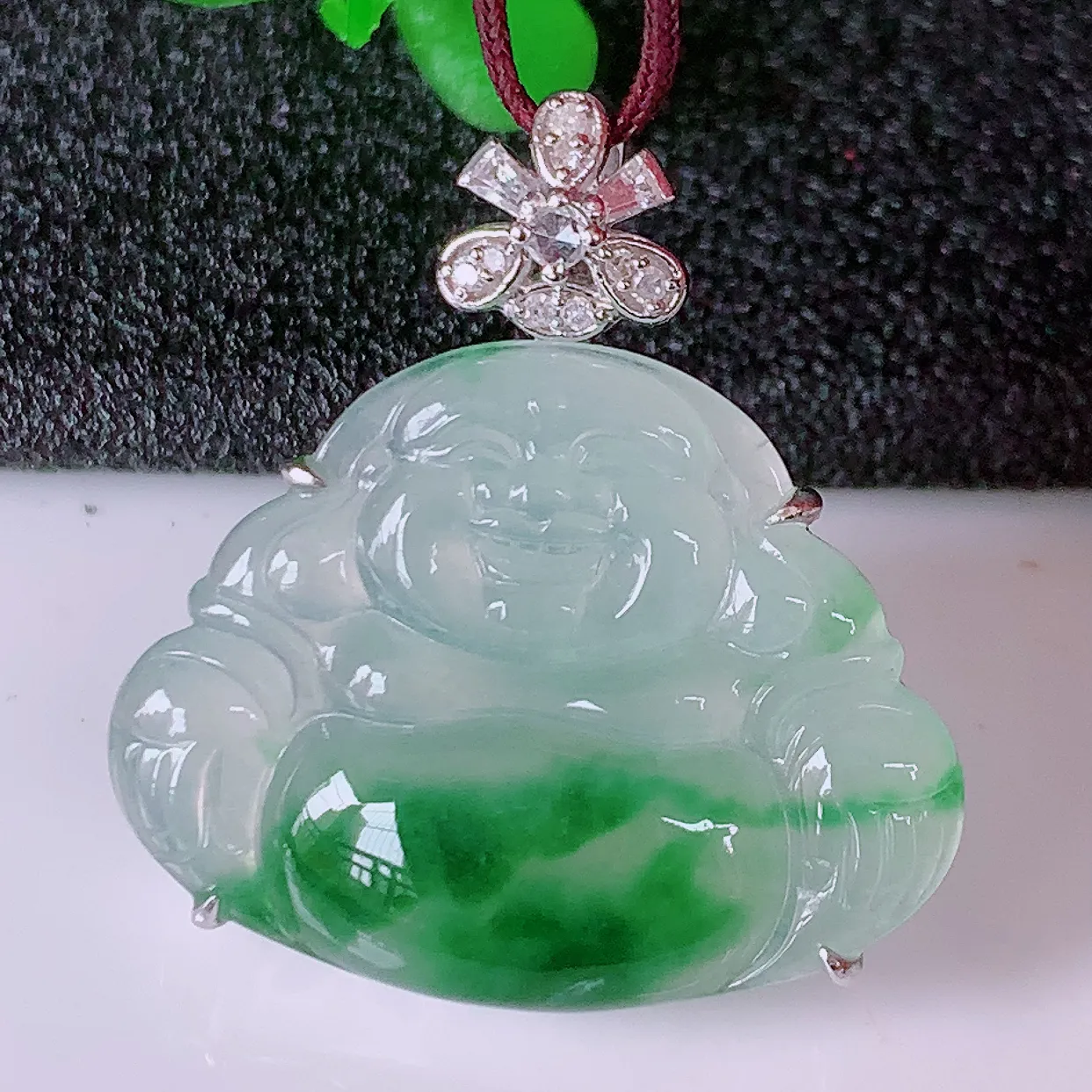 自然光实拍，18K金镶嵌冰种飘花翡翠佛公吊坠，冰透饱满， 佛公亦保平安，寓意有福（佛公）相伴，品相佳