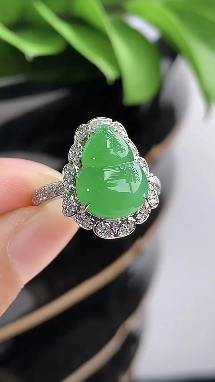 a货翡翠老坑冰种18K金伴钻镶嵌甜绿葫芦戒指 圈口17裸石尺寸13×9.7mm 重量3.60g 1202