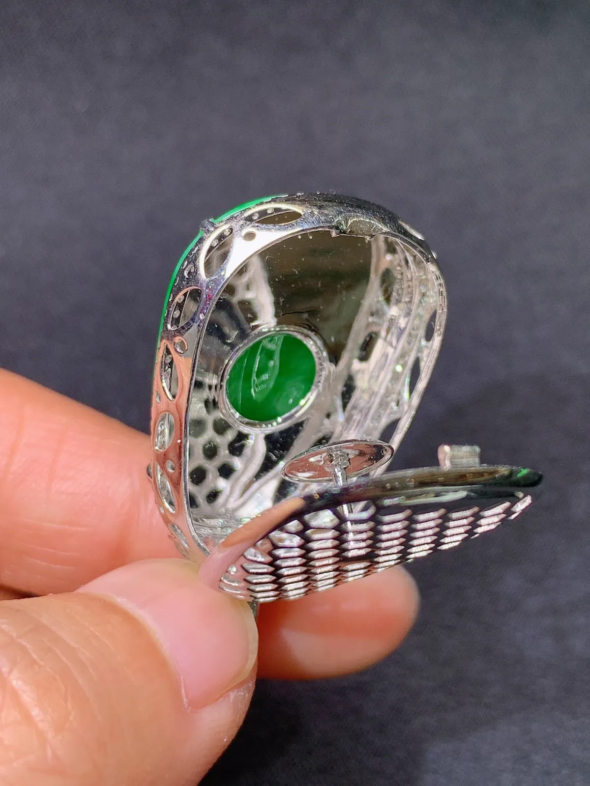 阳绿如意吊坠，18k金镶嵌，色泽鲜阳，冰润细腻，种水足， 尺寸37.2*20.5*8.8