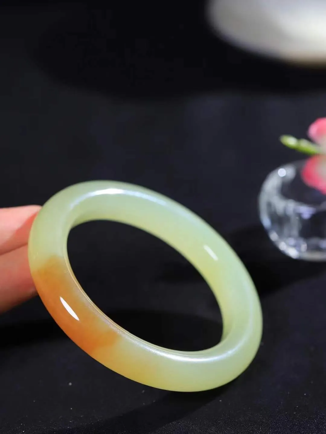 【花样年华·手镯】

典藏级臻品和田玉黄口带糖手镯，质地油润细腻，色泽高贵典雅，镯型古朴典雅。在诗情画意的雨巷相遇，你是我腕间的一抹风情，有你眸有深情，清风荡漾湖间静水，我愿俯身低眉，在烟波涟漪处，寻你深情倩影。内径56.5mm尺寸11.7-10.9mm 重66.2克fDA-78127247