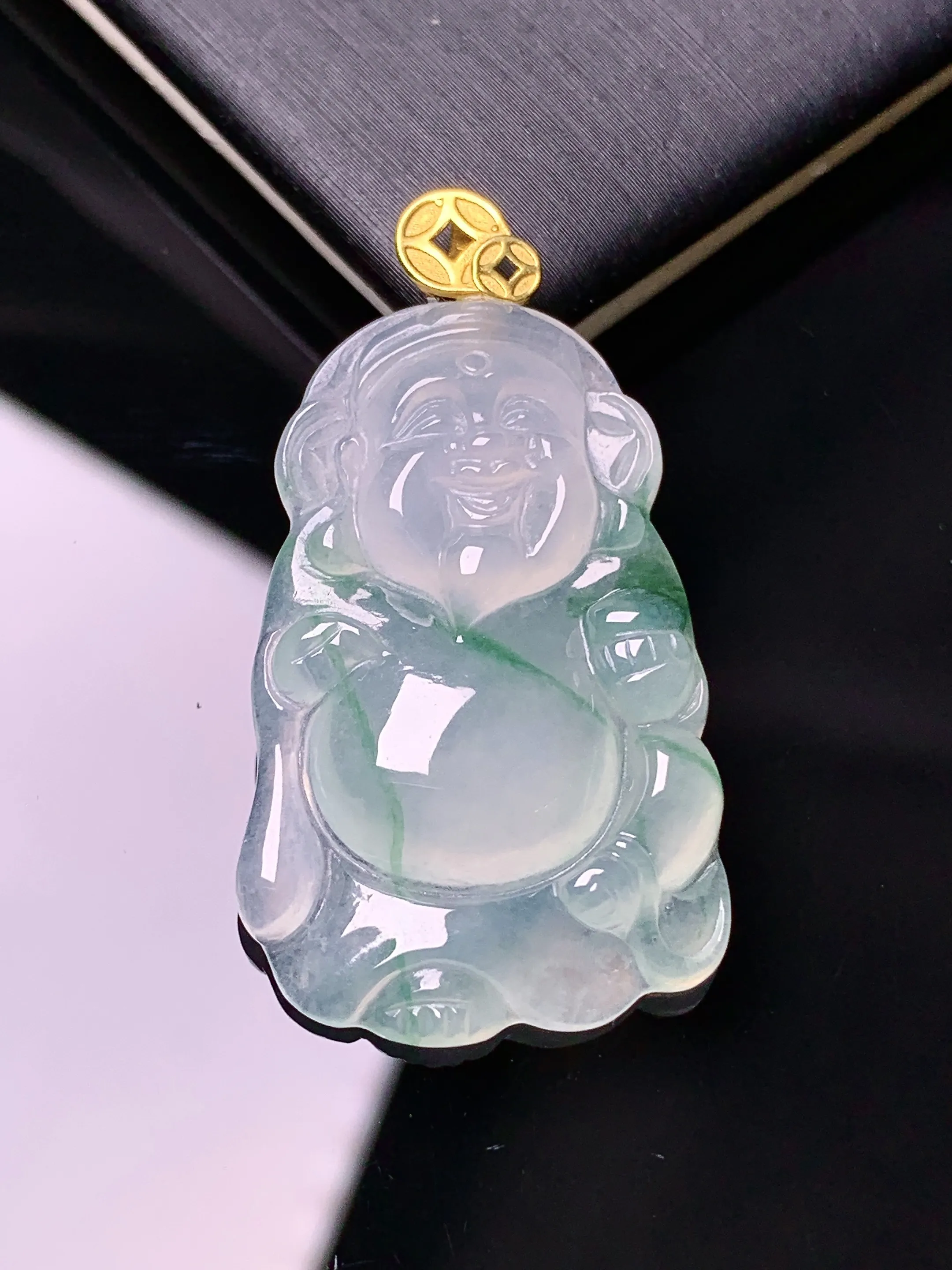 18k金镶嵌飘绿财神吊坠 玉质细腻 色泽清新艳丽  整体尺寸38.5*21.5*4.7