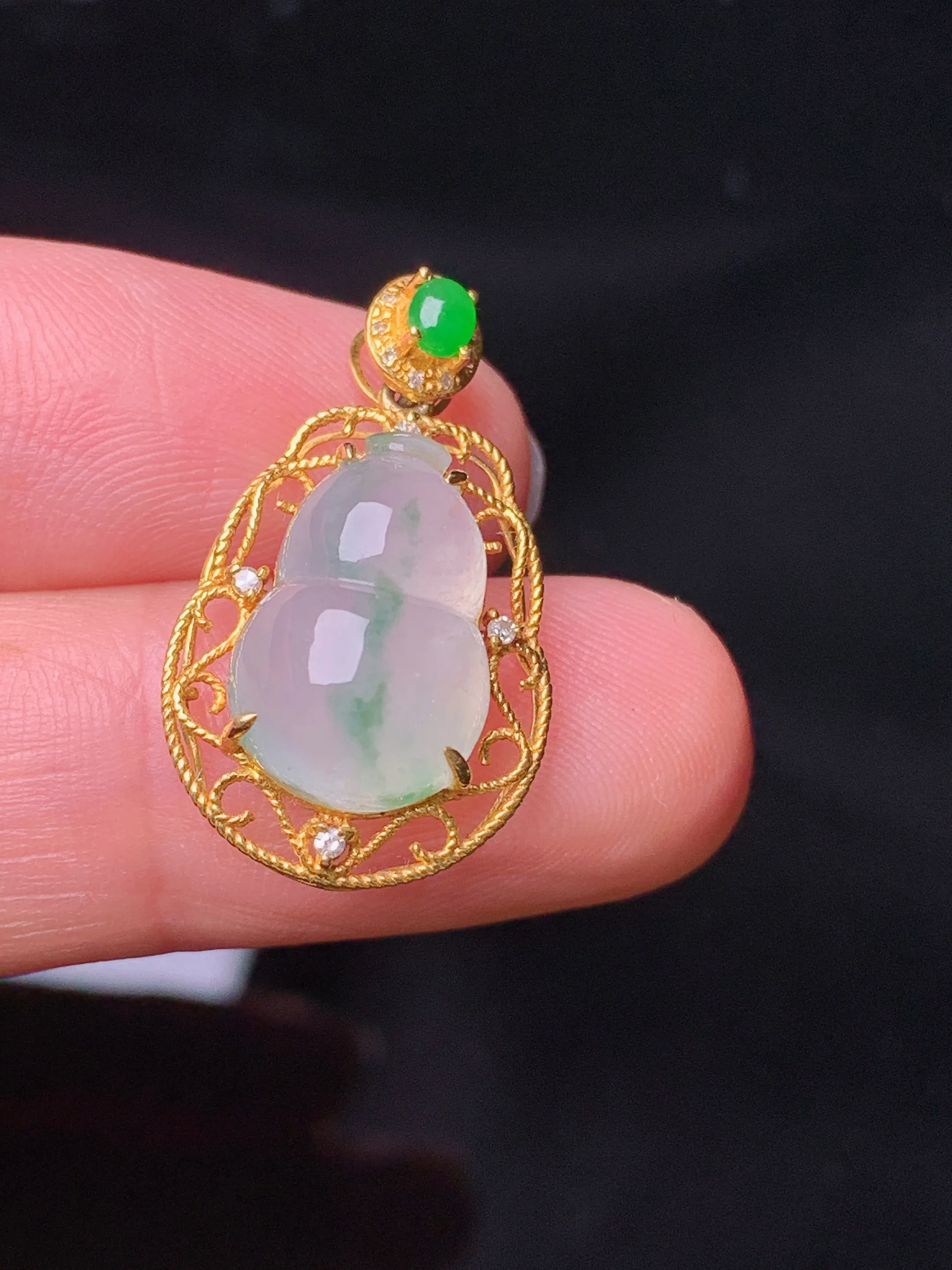 18k金钻镶嵌冰种飘绿葫芦吊坠 玉质细腻 色泽清新艳丽  整体尺寸24.5*14.5*7.6