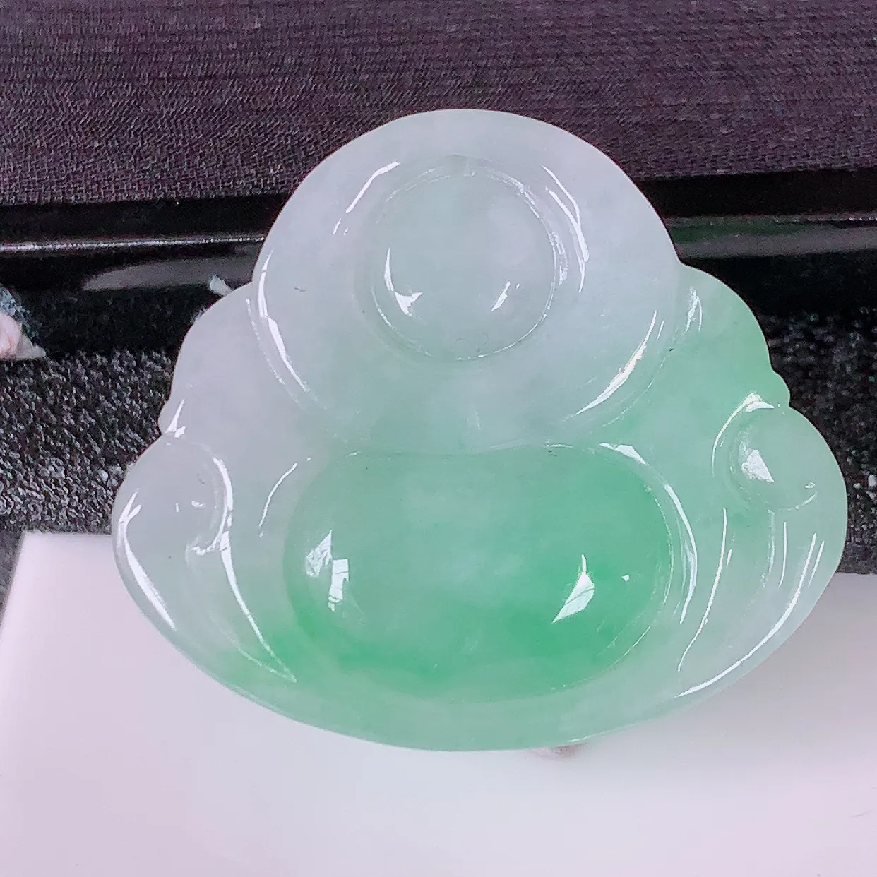 自然光实拍，冰润飘绿佛公吊坠，翡翠开心笑佛，种老水足，颜色漂亮，立体饱满圆润，佩戴效果赞#57.29