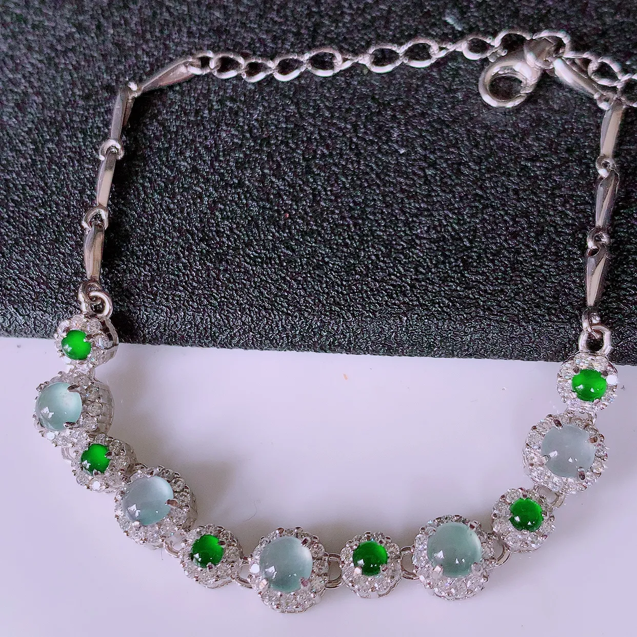 冰透满绿翡翠925银镶嵌手链，自然光实拍，翠色灵动，颜色漂亮，种老水足，品相佳，佩戴佳品！#97.2