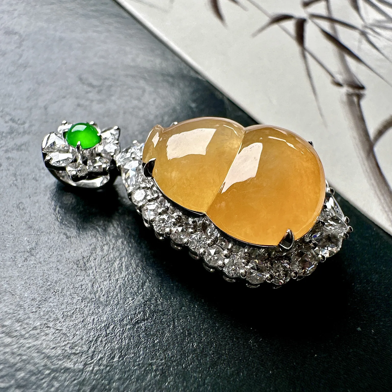 【冰种黄翡葫芦吊坠】质地细腻，冰感十足，晶莹透亮，18K金钻镶嵌，裸石尺寸17.4*14.5*5.5毫米