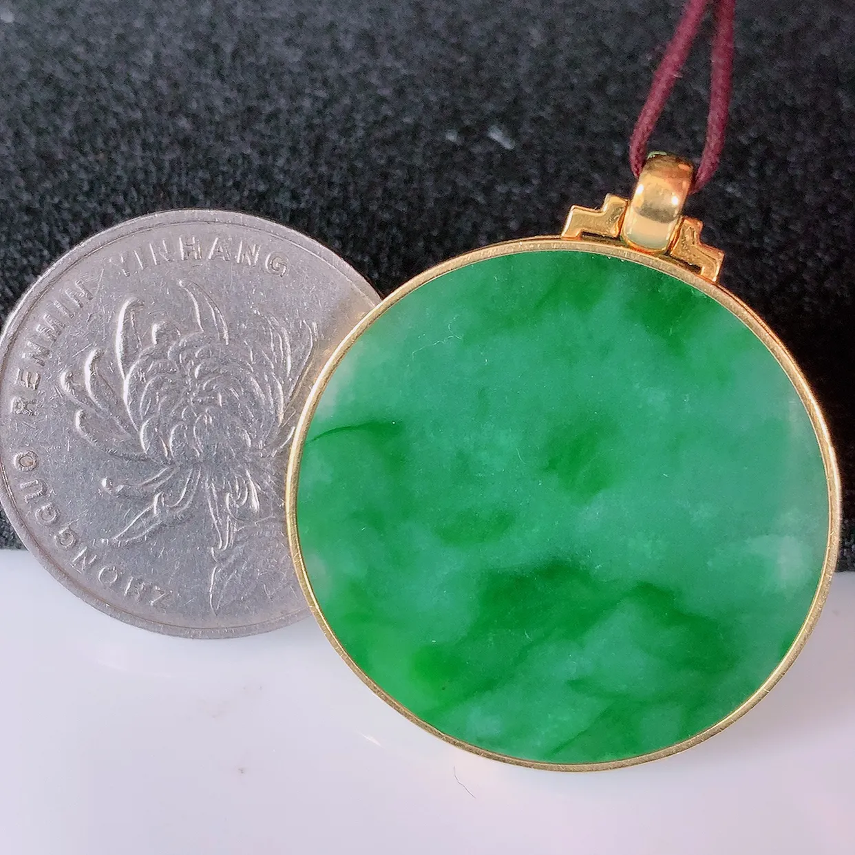 自然光实拍，18K金镶嵌水润飘绿翡翠平安无事牌吊坠，平平安安，无事牌翠色灵动，佩戴平安时尚！#83.29整体35.5-29.5-4.2裸石28.5*28.5