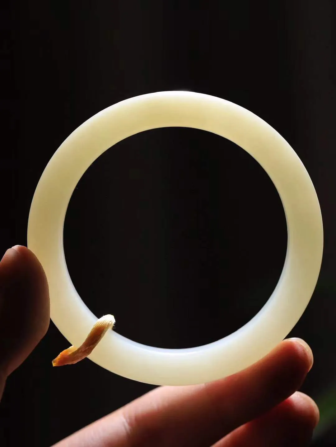 [温润如玉.手镯]

精品和田玉白玉手镯。玉质温润细腻 油性十足 手感舒适，高华雅逸，线条流畅，简约大气，美自天成，素雅高贵。佩戴于腕间，婉约之美，举手投足间透出那份低调奢华。重42克 内径54.5mm尺寸10-8.5mm 781152514A