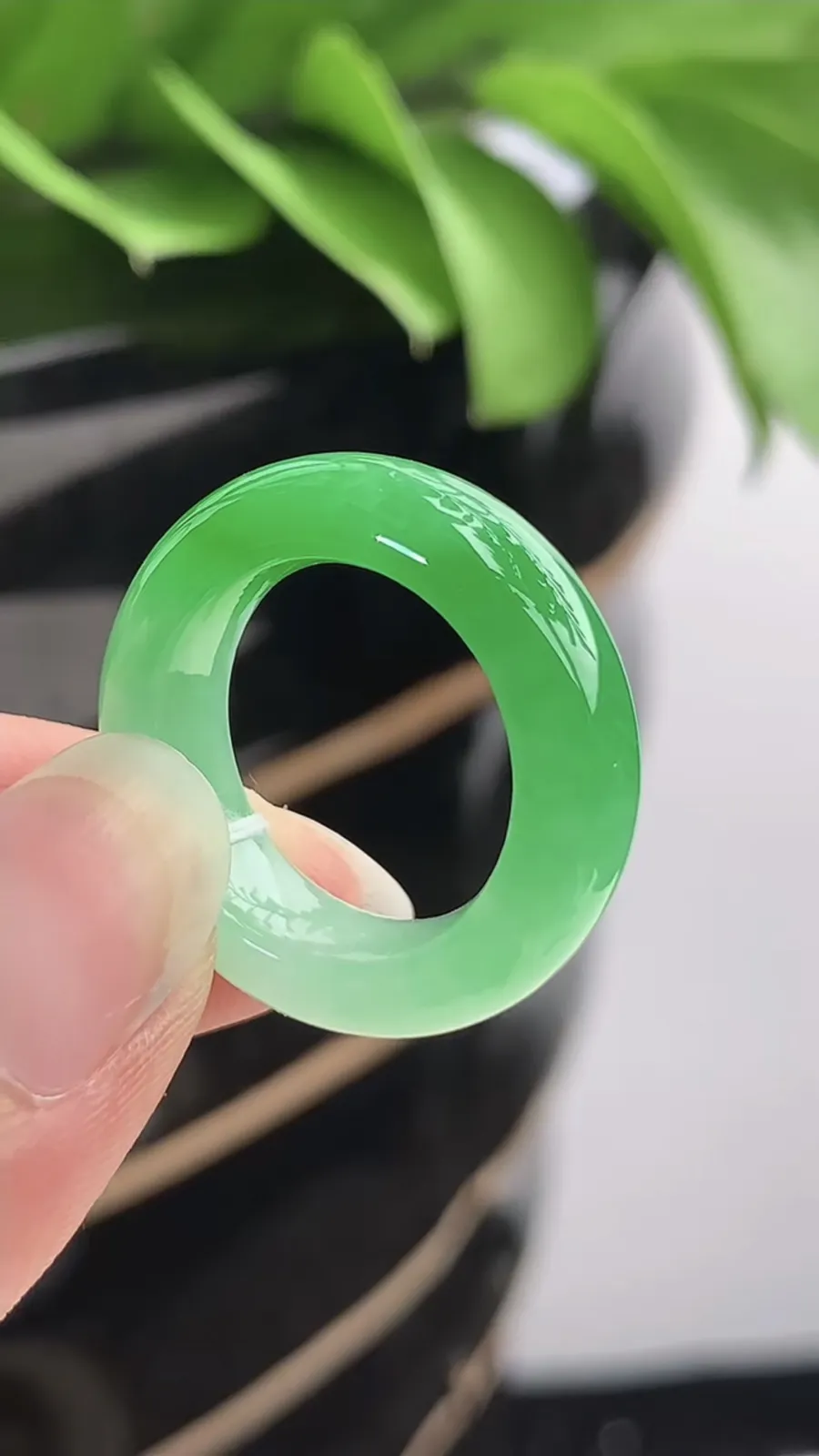 a货翡翠老坑冰种飘绿素面戒指 尺寸16.7×6.6×4.4mm 重量5.60g 1202