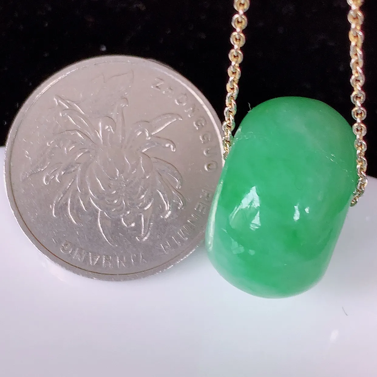 自然光实拍，冰润满绿翡翠路路通吊坠，翠色灵动，种老水足，路路畅通，寓意好，品相佳，佩戴佳品！#05.27