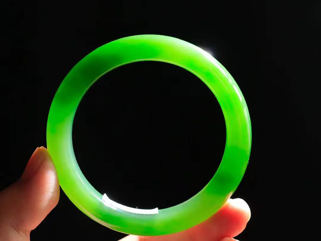 【碧波流转·手镯】

收藏级臻品️和田玉碧玉手镯，玉质细腻温润，手感舒适，️线条流畅，简约大气，美自天成，佩戴于腕间，婉约之美，举手投足间透出那份低调奢华，醉人心扉。
重55.2克 内径圈口58mm尺寸11.2-9.2mm  FDA-13402908