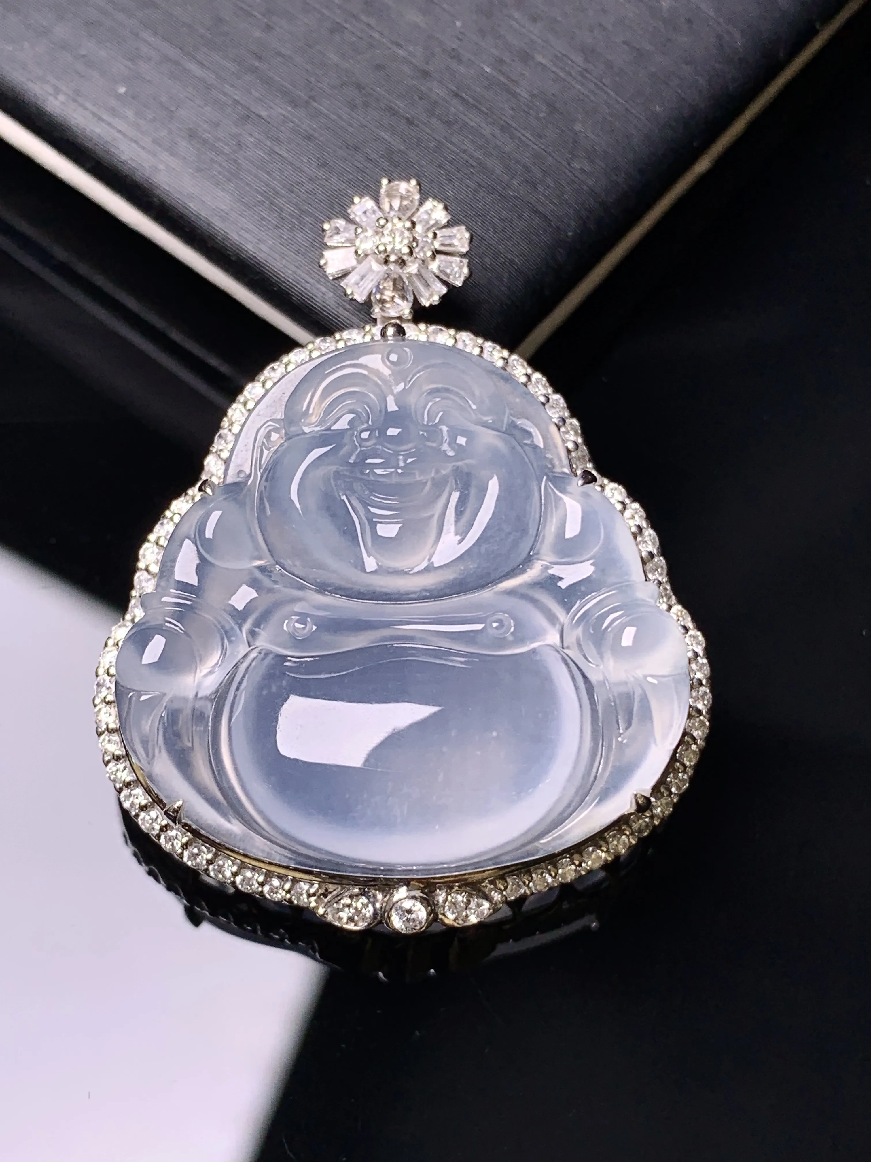 18k金钻镶嵌冰种佛公吊坠 玉质细腻 色泽清新艳丽  整体尺寸35*28.3*10