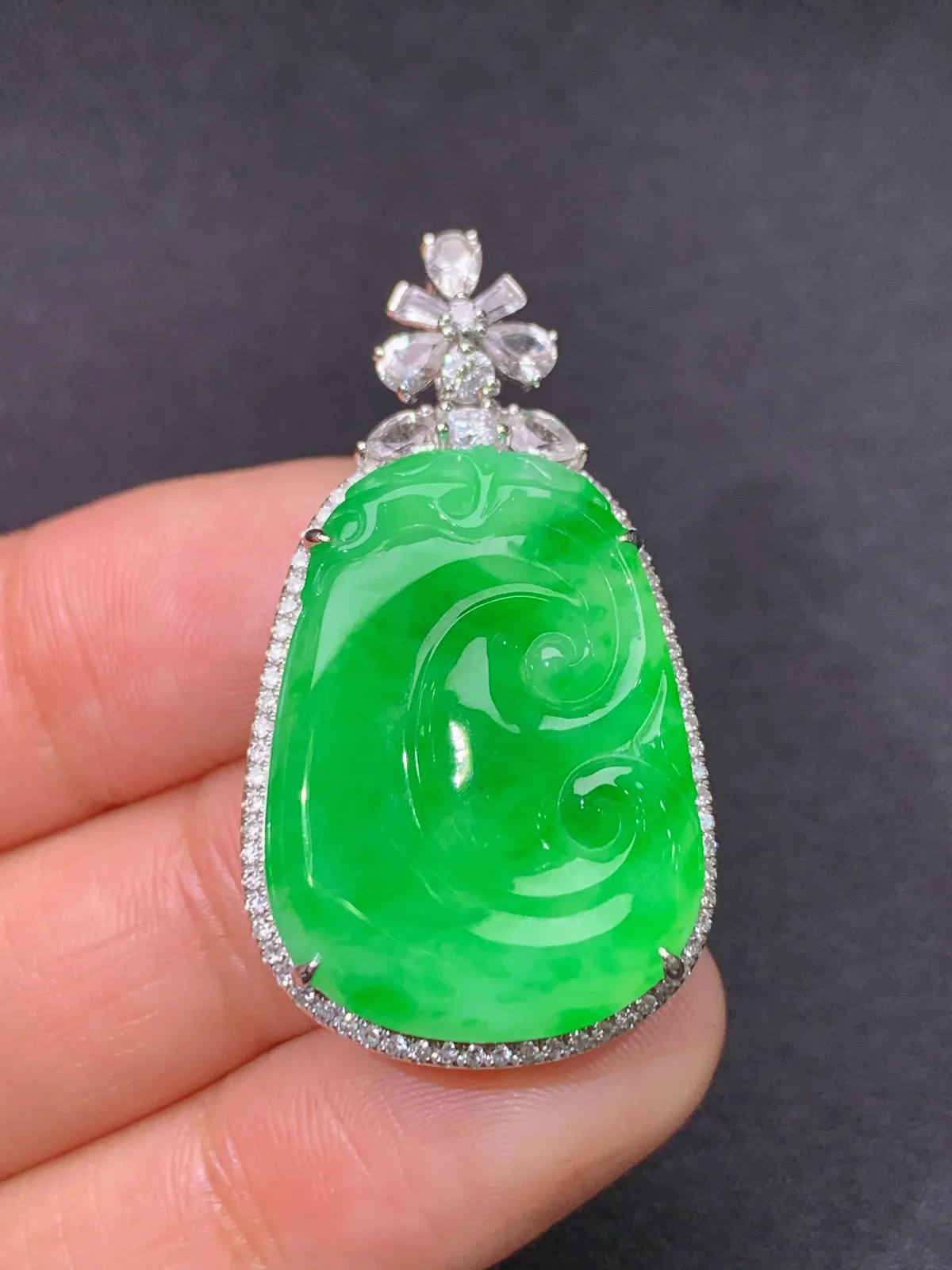 阳绿如意吊坠，18k金镶嵌，色泽鲜阳，冰润细腻，种水足， 尺寸37.2*20.5*8.8