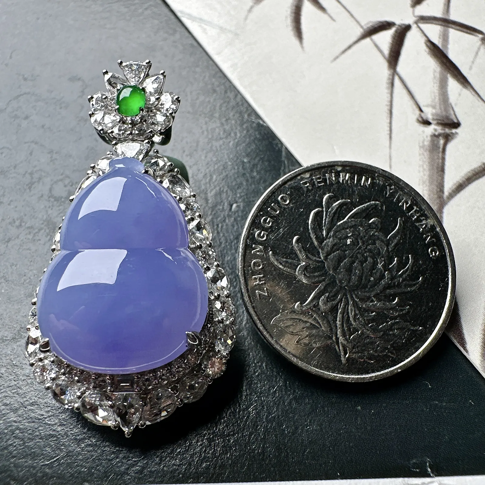 【冰种紫葫芦吊坠】质地细腻，冰透纯净，唯美漂亮，珍藏品质，18K金钻镶嵌，裸石尺寸20.7*16*5.3毫米，佩戴很漂亮。