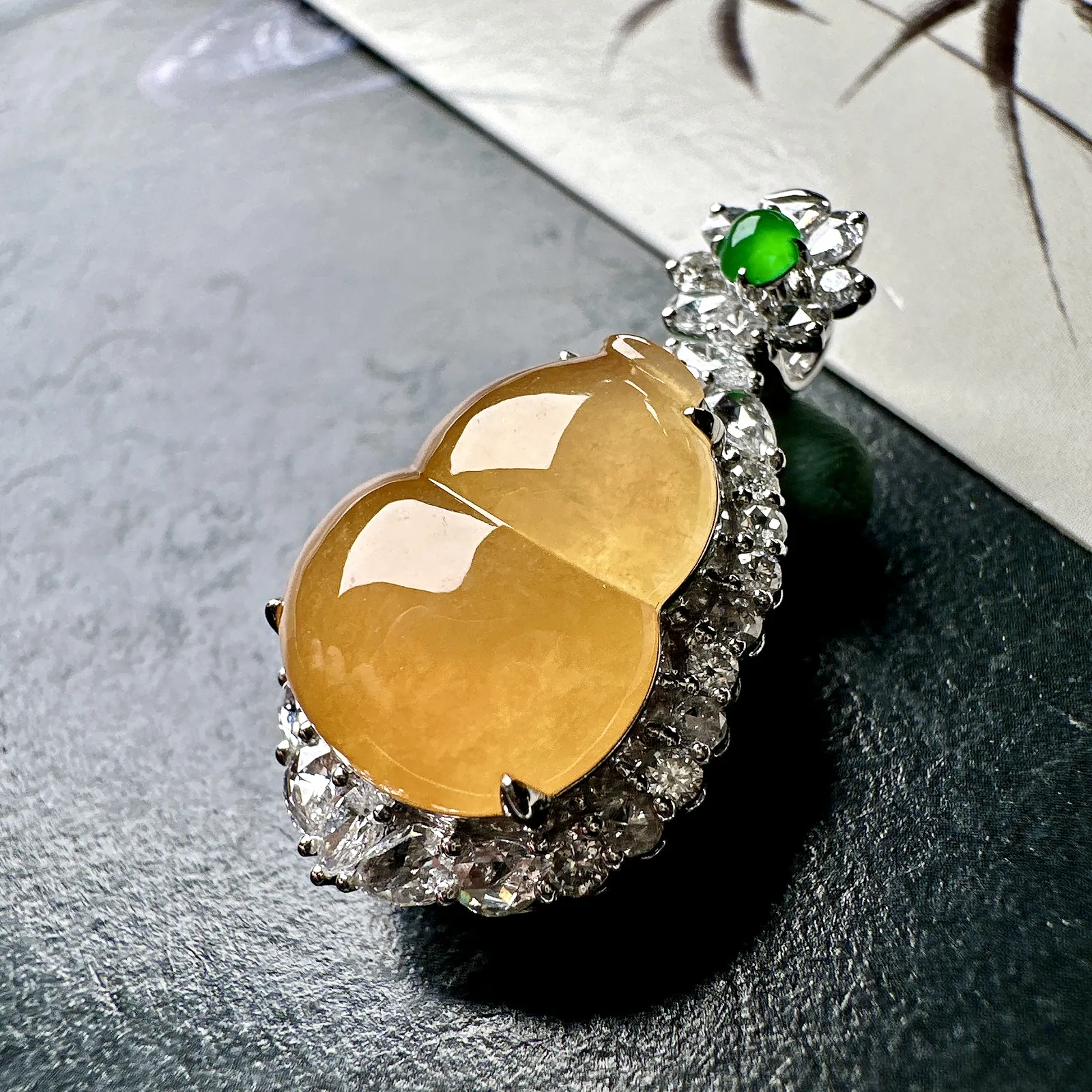 【冰种黄翡葫芦吊坠】质地细腻，冰感十足，晶莹透亮，18K金钻镶嵌，裸石尺寸17.4*14.5*5.5毫米