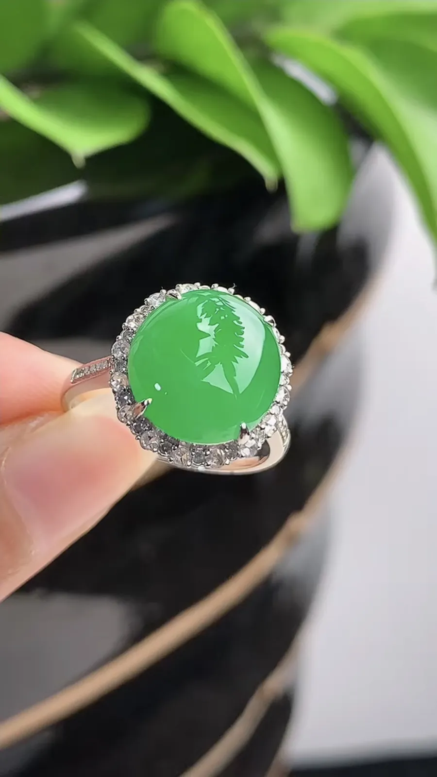 a货翡翠老坑冰种18K金伴钻镶嵌阳绿蛋面戒指 圈口17.3裸石尺寸12×11.2mm 重量3.66g 1201