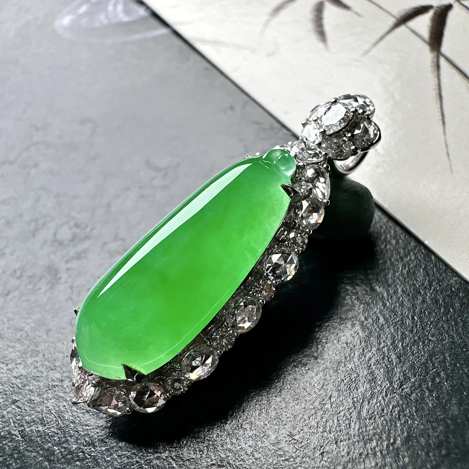 【冰种满绿福瓜】质地冰润细腻，种老起光，收藏品质，18K金钻镶嵌，裸石尺寸24.7*9.9*5.5毫米