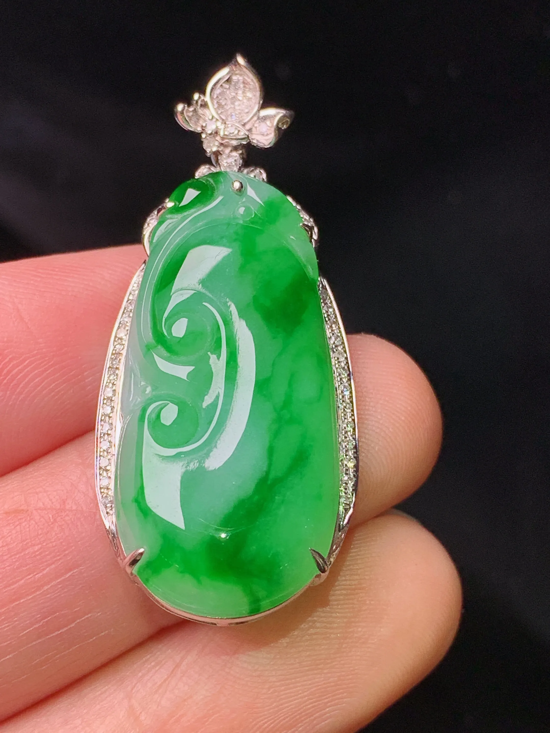 18k金钻镶嵌翠绿如意吊坠 玉质细腻 色泽清新艳丽  整体尺寸39*16.8*6.5