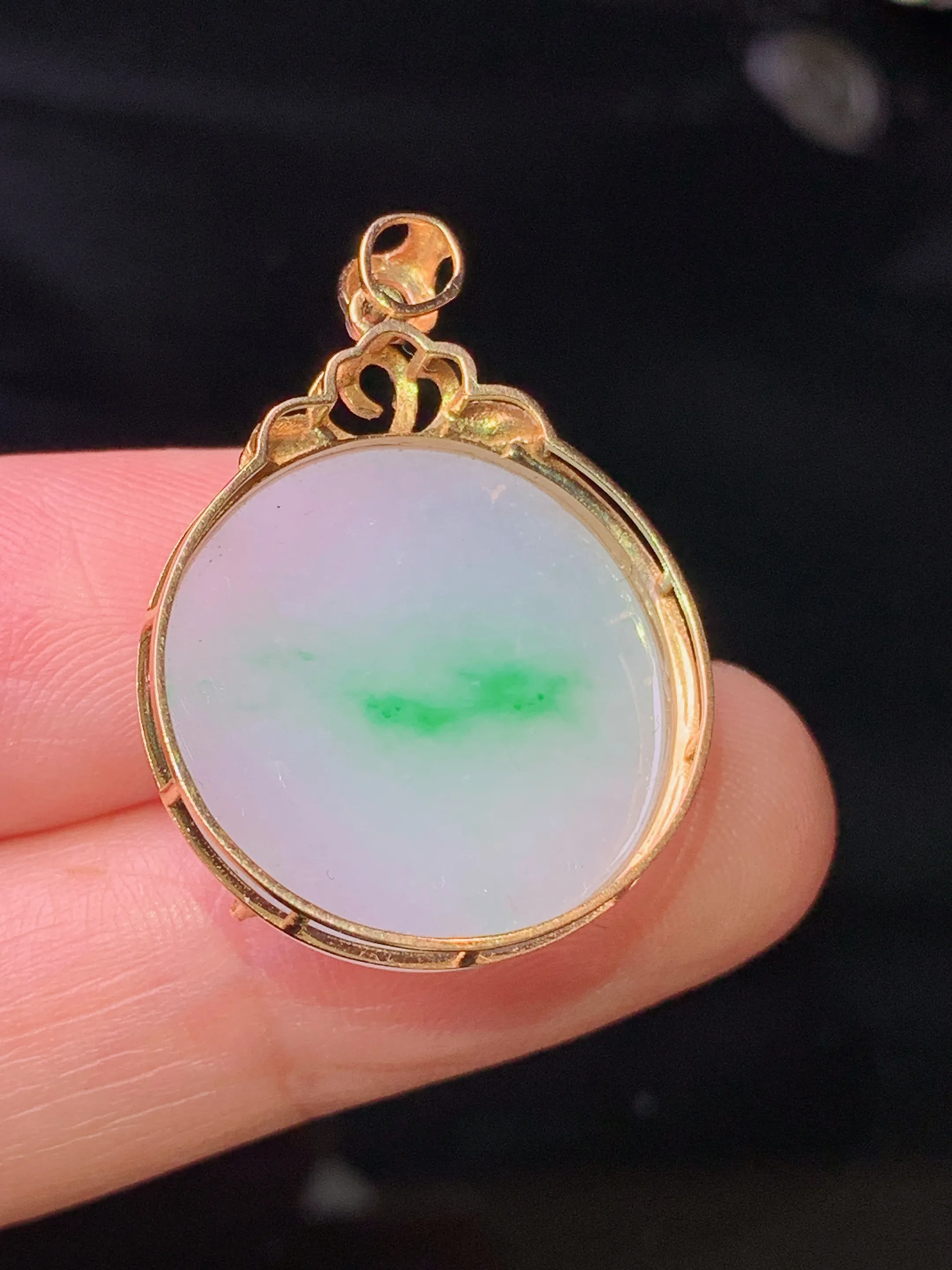 18k金钻镶嵌飘绿圆牌吊坠 玉质细腻 色泽清新艳丽 整体尺寸29*21*7