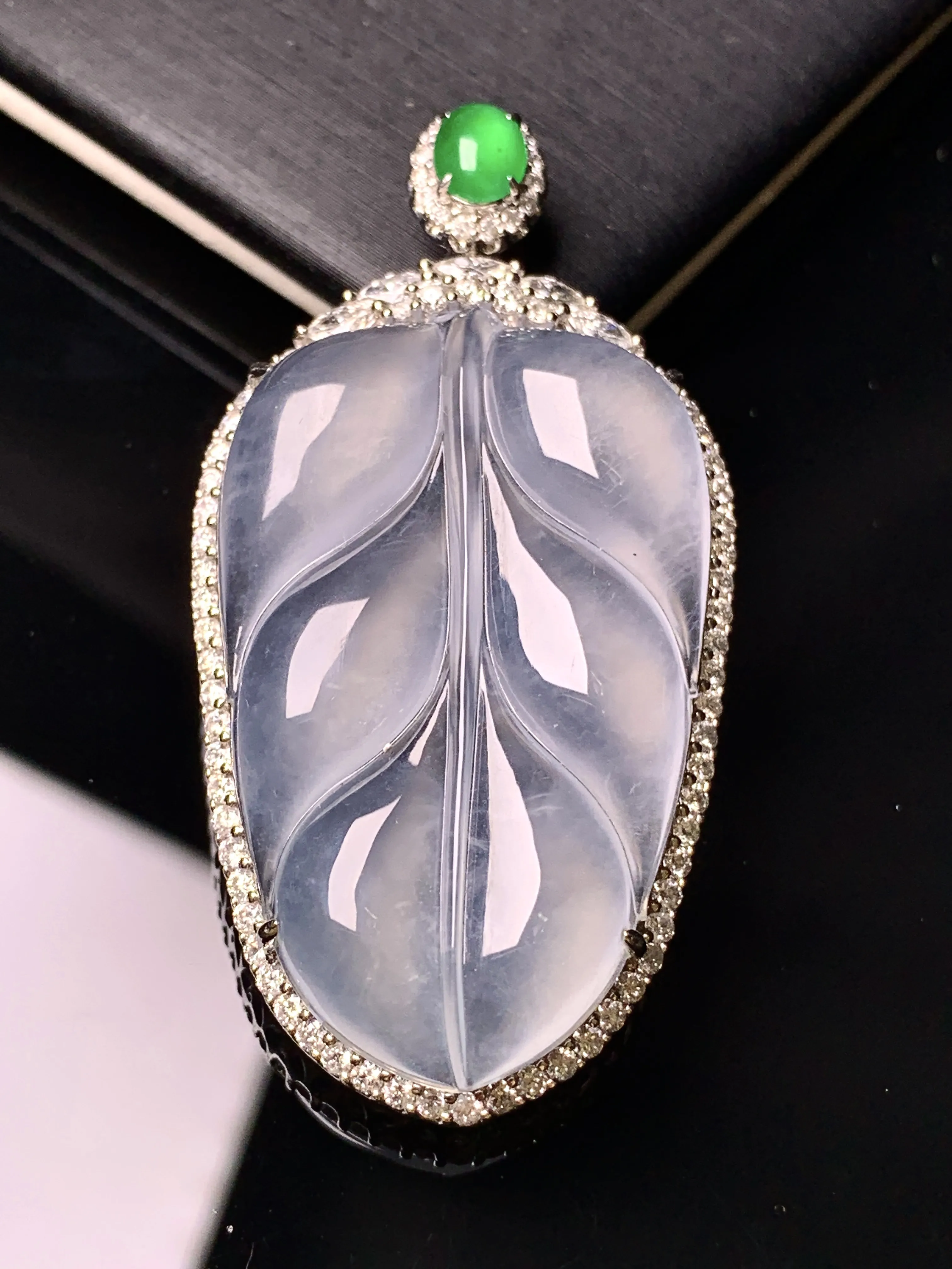 18k金钻镶嵌冰种树叶吊坠 玉质细腻 色泽清新艳丽  整体尺寸50*25.7*8.8