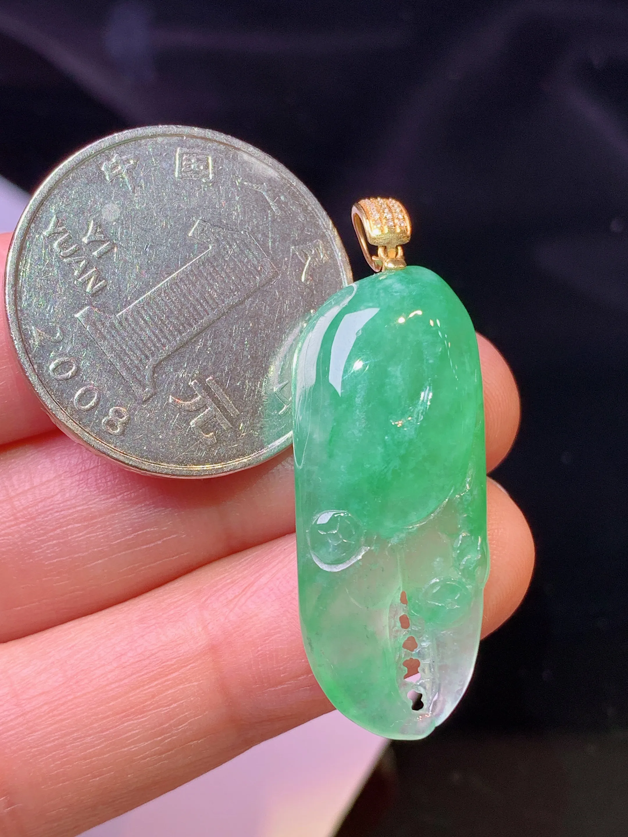 18k金钻镶嵌翠绿蟹钳吊坠 玉质细腻 色泽清新艳丽  整体尺寸39.3*13.5*8