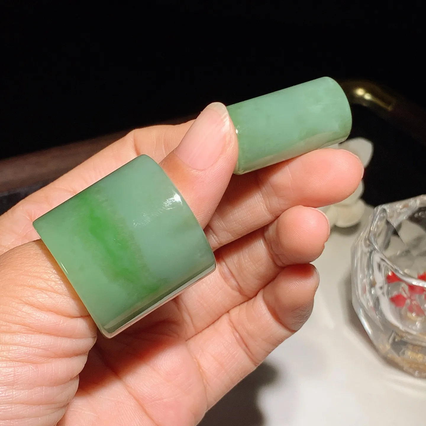 和田玉粉青飘绿俄罗斯碧玉扳指 尺寸30/32/5重54.3克。内径 22玉质细腻油润。手推出油。佩戴高端典雅。lt251201