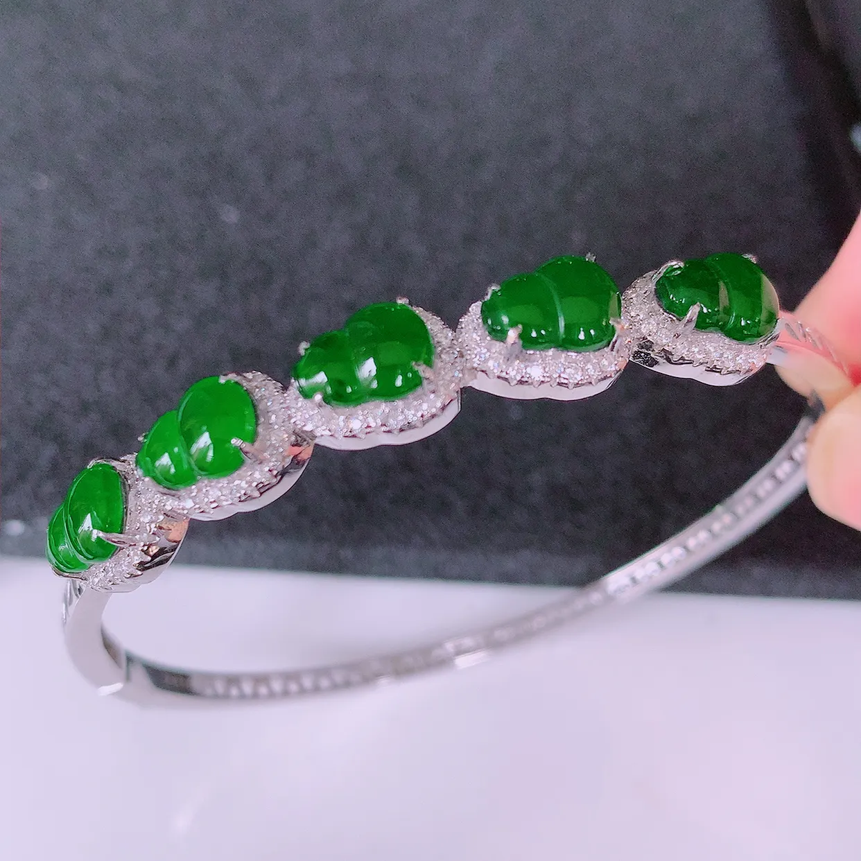 57-58圈口，冰透满绿翡翠925银镶嵌手镯，自然光实拍，翠色灵动，颜色漂亮，种老水足，品相佳，佩戴佳品！#97.29整体57.5-51-8.2*5.6取一葫芦裸石8*6