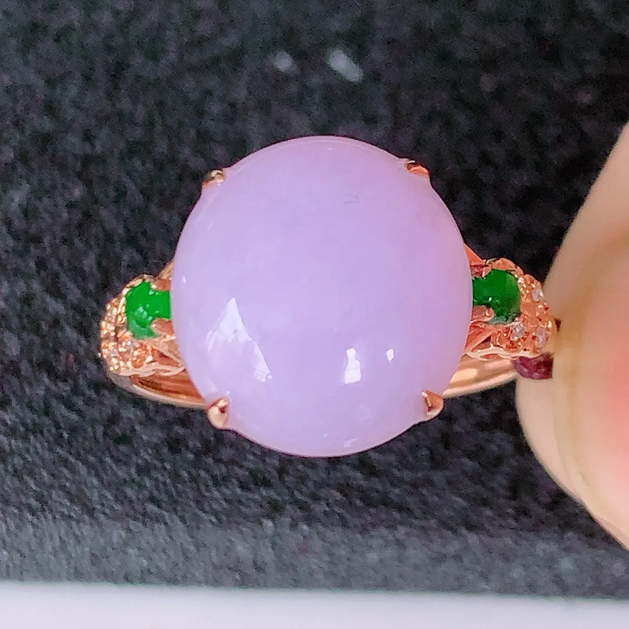 自然光实拍 18K金精工镶嵌紫罗兰翡翠蛋面戒指，玉质细腻，翡翠色泽均匀，艳丽饱满，款式高贵大气，14