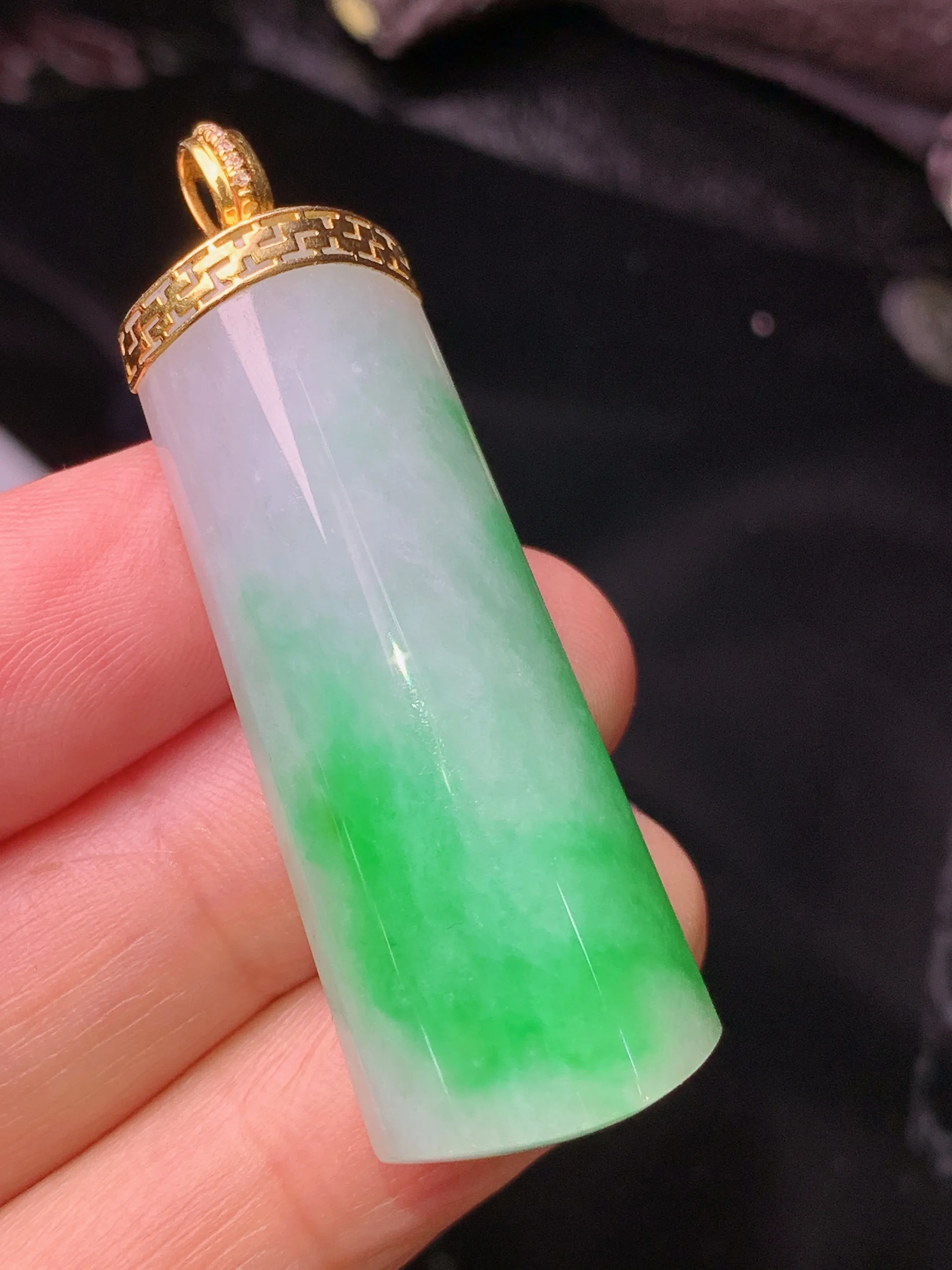 18k金镶嵌飘绿玉柱吊坠 玉质细腻 色泽清新  整体尺寸48*16.3*9.8