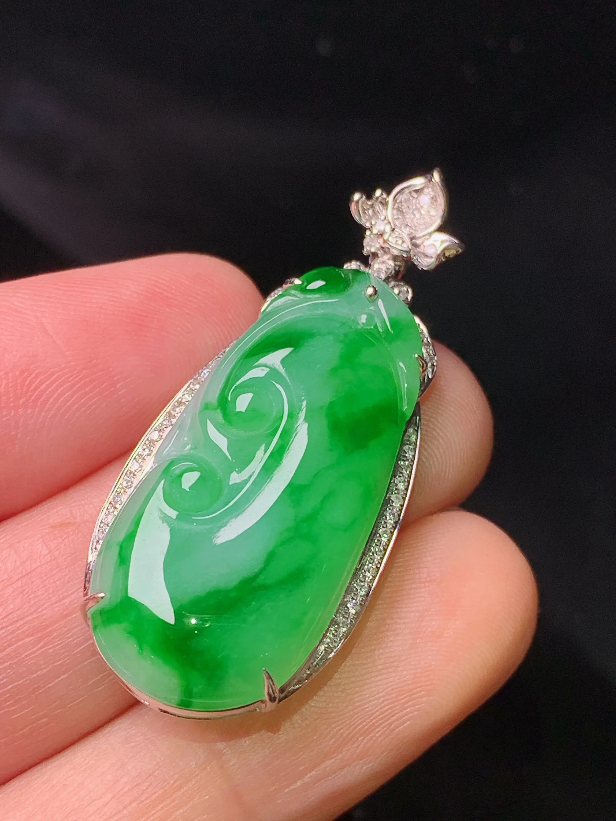 18k金钻镶嵌翠绿如意吊坠 玉质细腻 色泽清新艳丽  整体尺寸39*16.8*6.5
