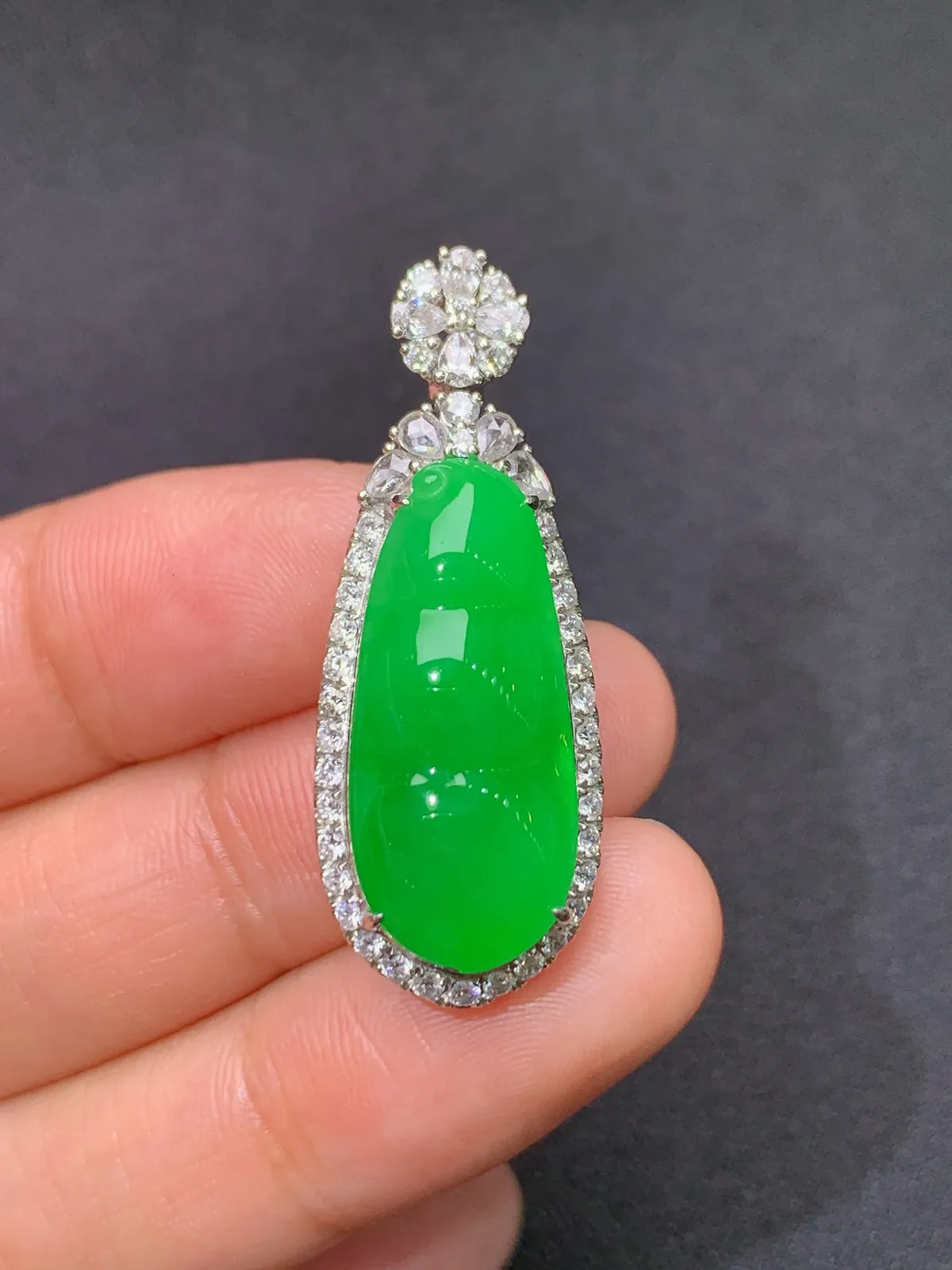 阳绿福豆吊坠，18k金镶嵌，色泽鲜阳，冰润细腻，种水足 尺寸35.8*13.6*10.3