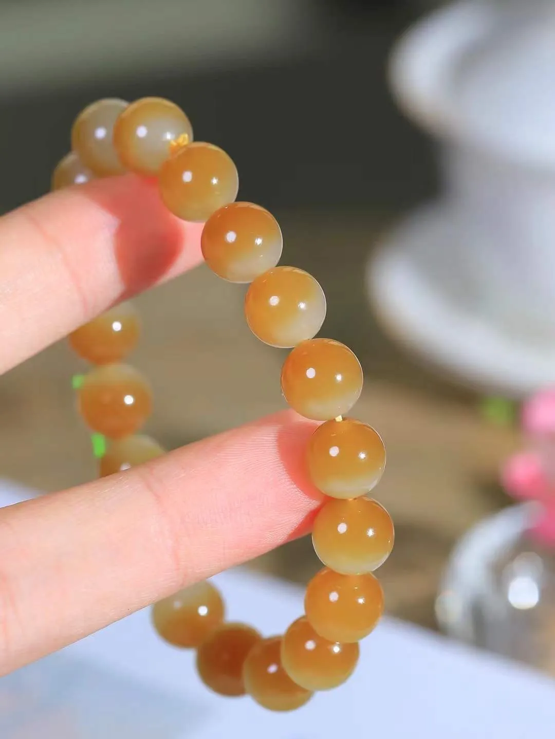 【珠圆玉润.手串】

精品和田玉糖白玉珠圆玉润手串 玉质温润细腻  整串打磨圆润，佩戴舒适。珠珠落玉盘，间关莺语花底滑，一生美好时光，无论身在何处，都有它相伴相守。事事顺遂，幸福美满，吉祥如意。重28.41克   尺寸取一9.2mm   FDL-31120206