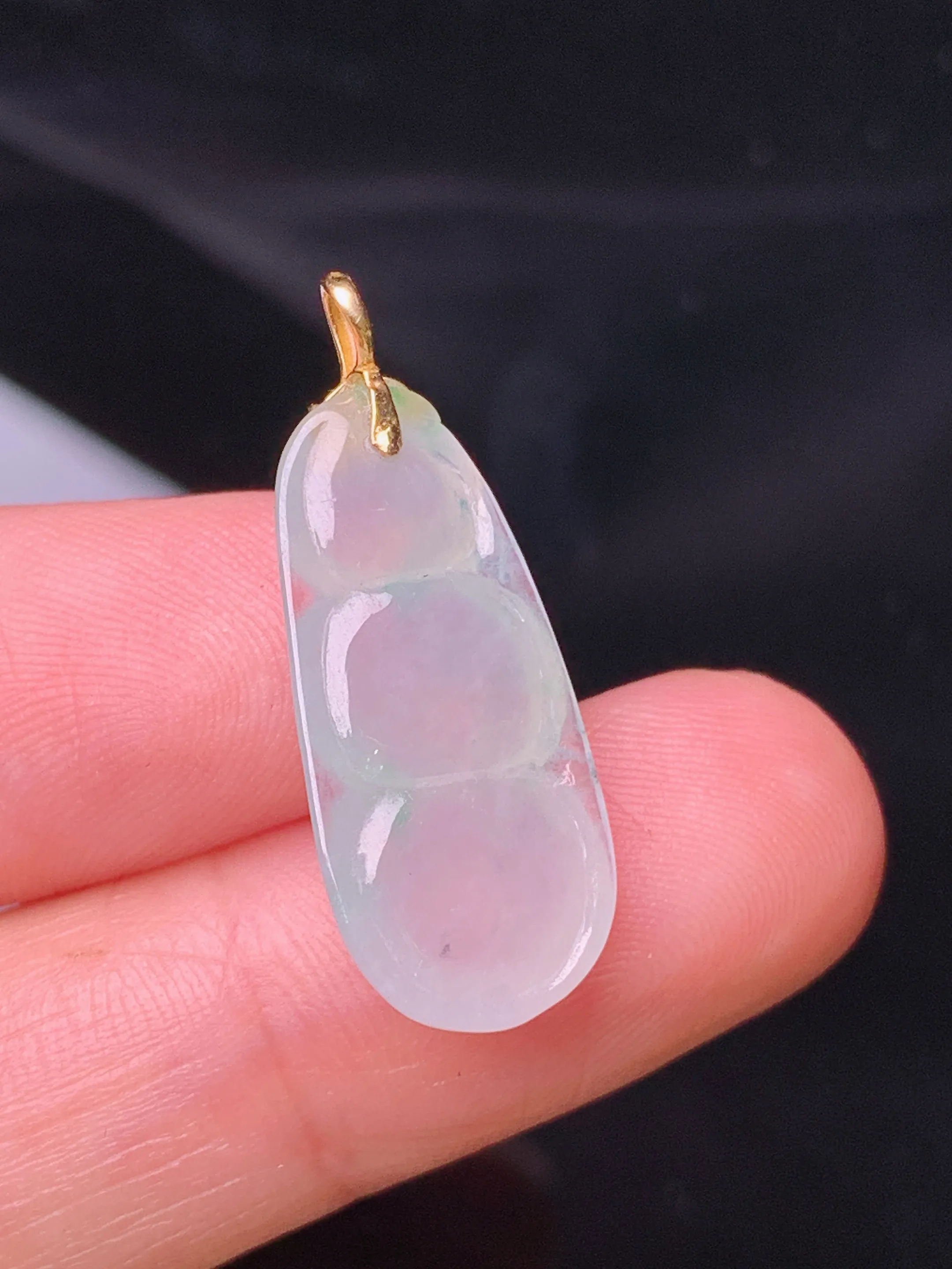 18k金镶嵌冰种四季豆吊坠 玉质细腻 色泽清新艳丽  整体尺寸26.8*10.5*5