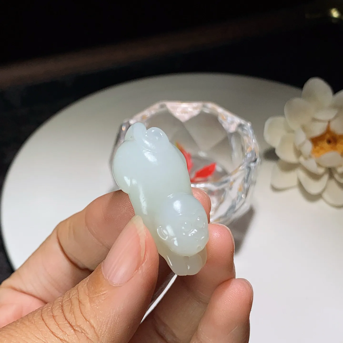 和田玉白玉灵猴献寿猴子挂件。尺寸39/19/14重14克。玉质细腻油润。手推出油。佩戴高端典雅。lt251201