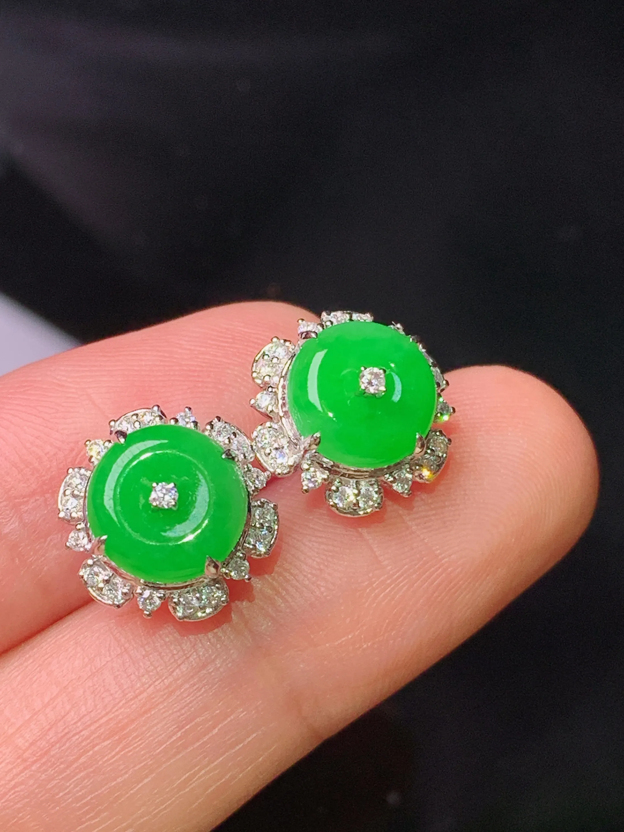 18k金钻镶嵌满绿平安扣耳钉 玉质细腻 色泽清新艳丽 整体尺寸12*7