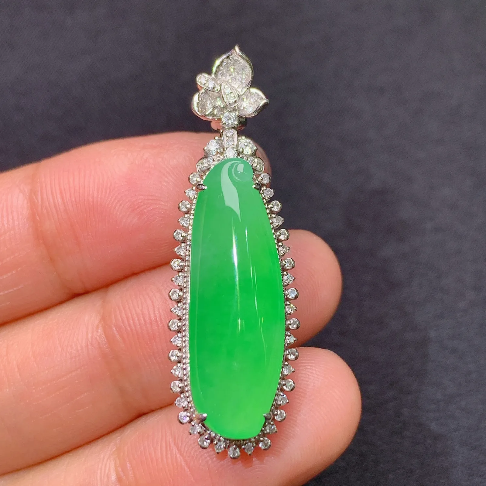 阳绿福瓜吊坠，18k金镶嵌，色泽鲜阳，冰润细腻，种水足， 尺寸37.8*12*10.5