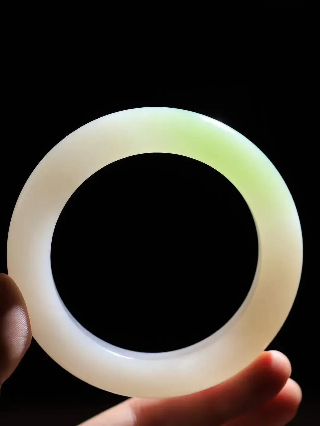 【婉约佳人.手镯】

典藏传家级臻品️和田玉三色手镯 玉质温润细腻 油性十足 手感舒适，高华雅逸，线条流畅，简约大气，美自天成，素雅高贵。佩戴于腕间，婉约之美，举手投足间透出那份低调奢华。重94克 内径60mm  尺寸13.2-12.4mm   FDA-44120233