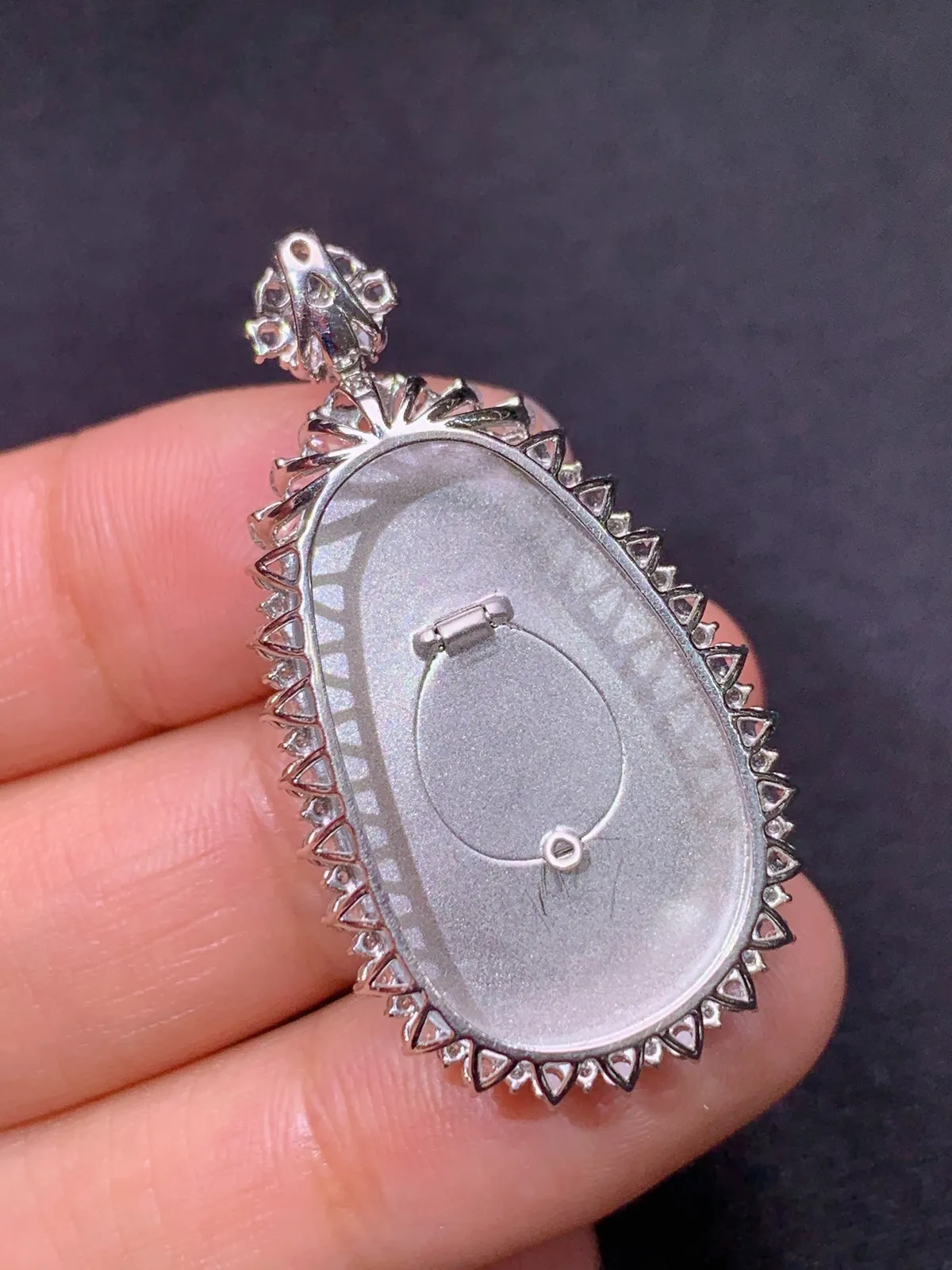 甜绿如意吊坠，18k金镶嵌，色泽鲜阳，冰润细腻，种水足 尺寸39*21.5*8.2