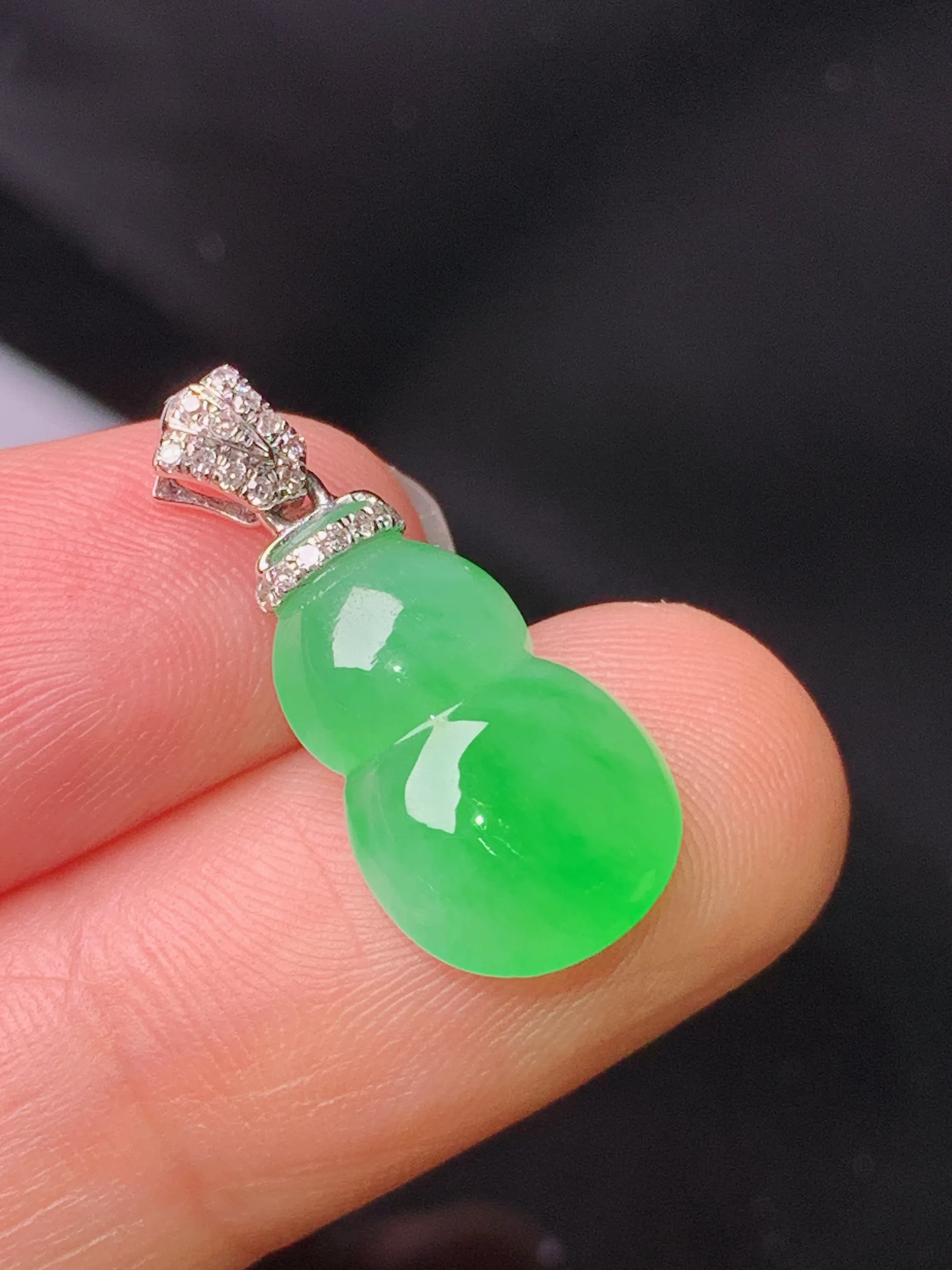 18k金钻镶嵌翠绿葫芦吊坠 玉质细腻 色泽清新艳丽  整体尺寸21.3*9.7*4