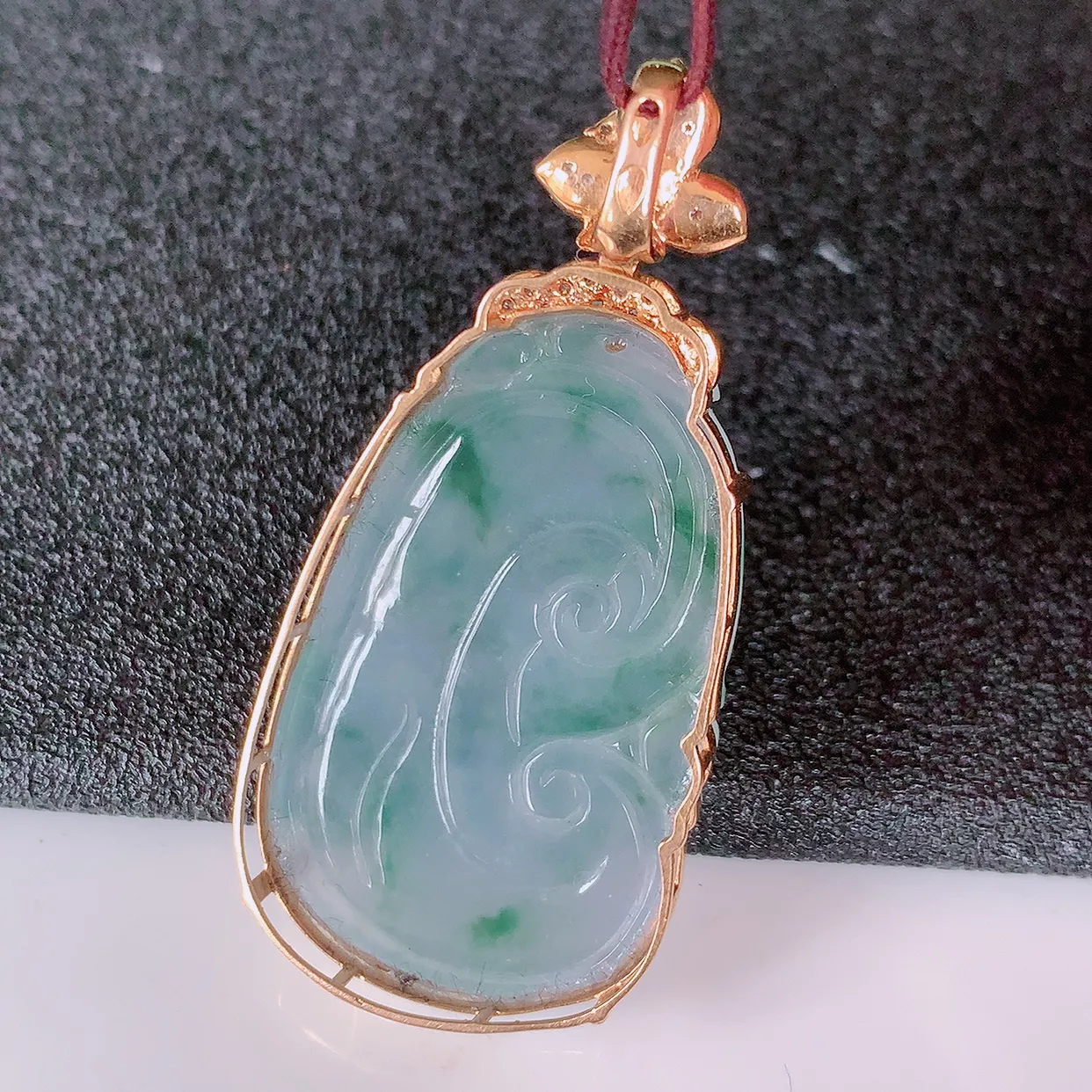 自然光实拍，18k金镶嵌冰种紫罗兰飘花翡翠如意吊坠，寓意顺心如意，事事如意，吉祥如意，细腻饱满，色泽鲜艳，称心如意佩戴优雅时尚！#83.29整体40*18.5*5.2裸石30*18