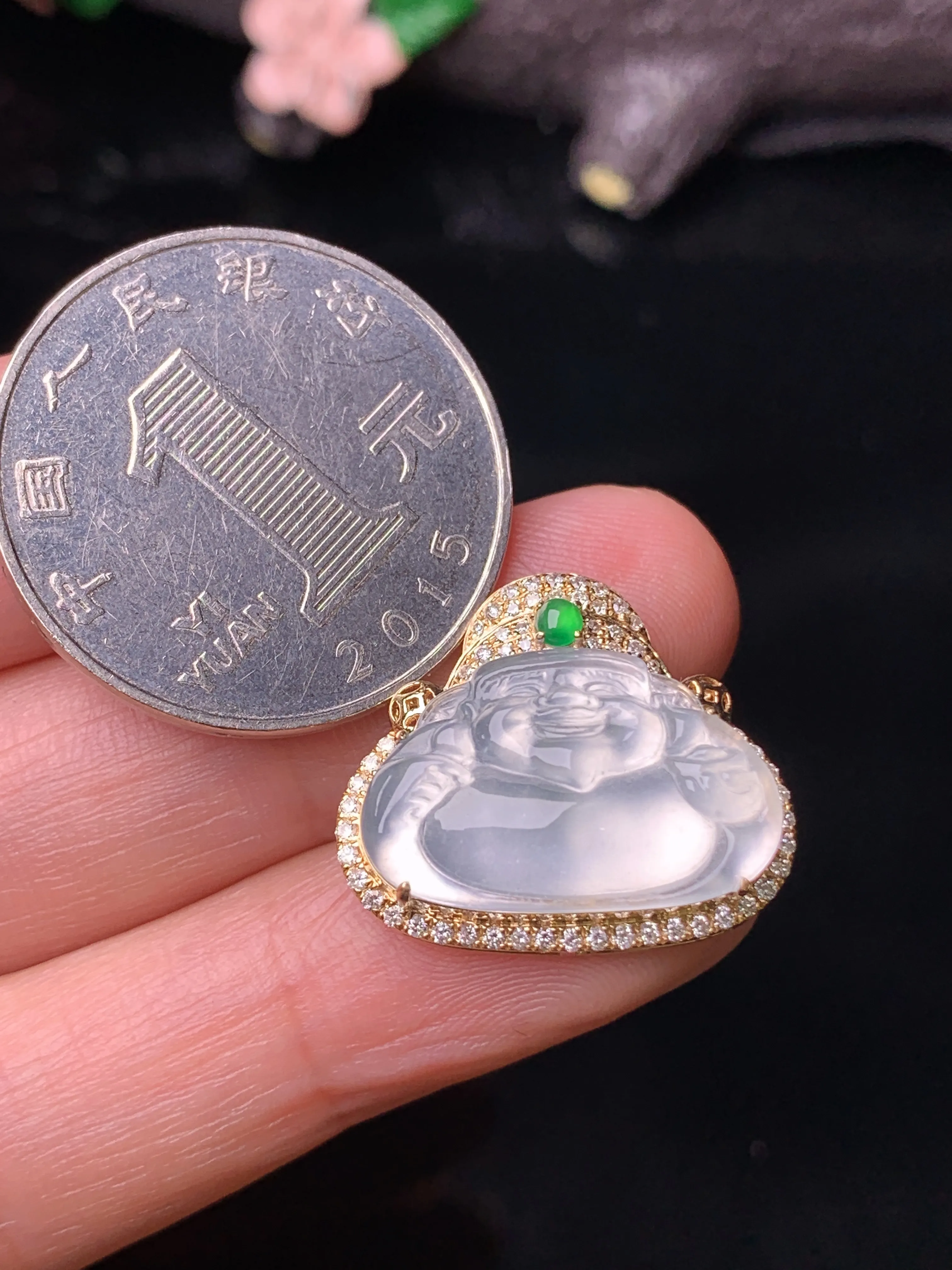 18k金钻镶嵌冰种财神吊坠 玉质细腻 色泽清新艳丽  整体尺寸18.3*20.8*7