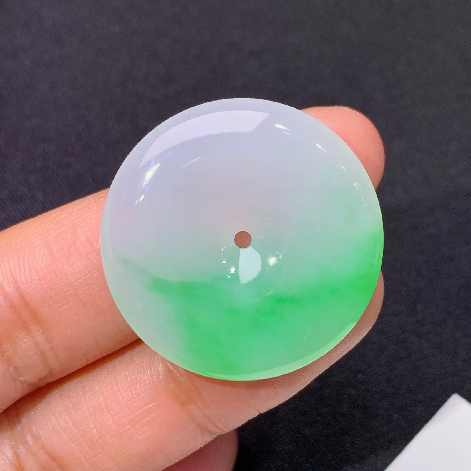 飘绿平安扣，冰润色阳，玉质细腻，种水足尺寸28.1*4.6