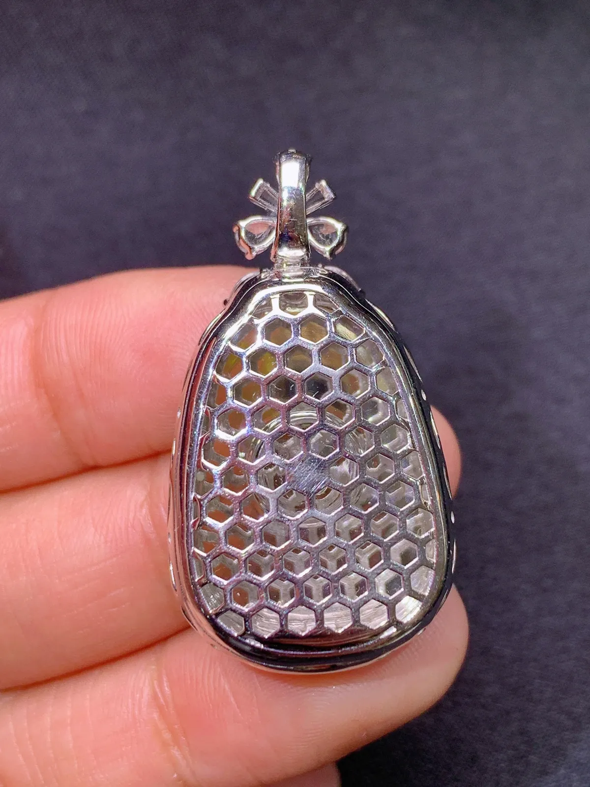 阳绿如意吊坠，18k金镶嵌，色泽鲜阳，冰润细腻，种水足， 尺寸37.2*20.5*8.8