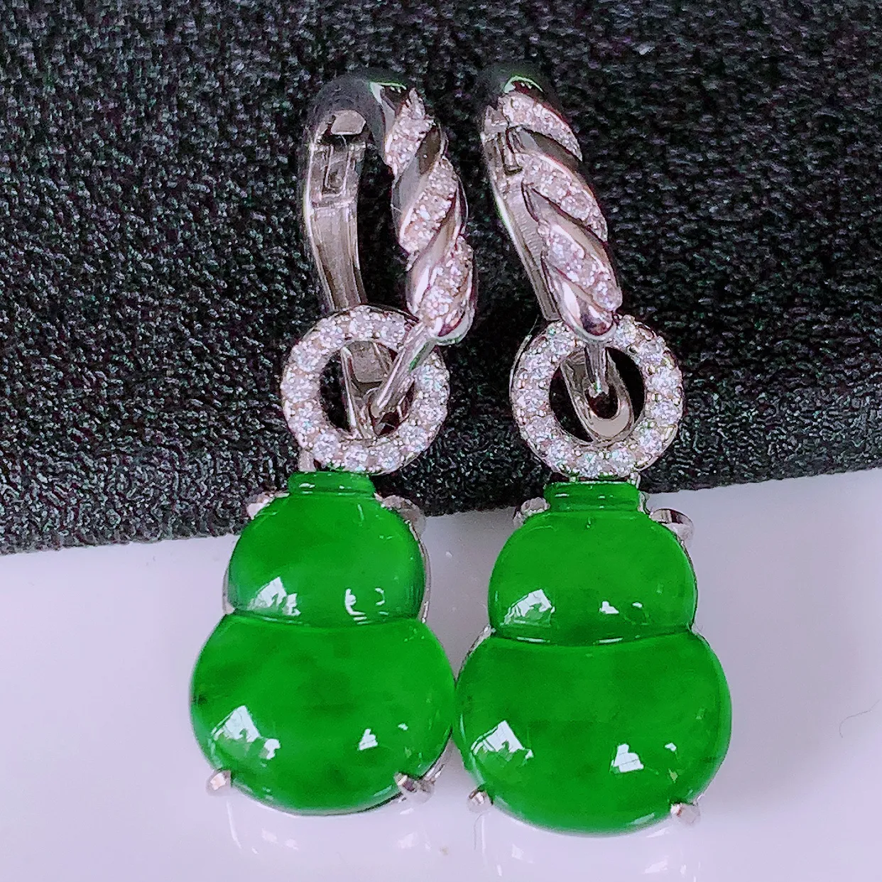 冰透满绿翡翠925银镶嵌葫芦耳坠，自然光实拍，翠色灵动，颜色漂亮，种老水足，品相佳，佩戴佳品！#97.29整体28.5*9.5*5.2裸石12*9.5