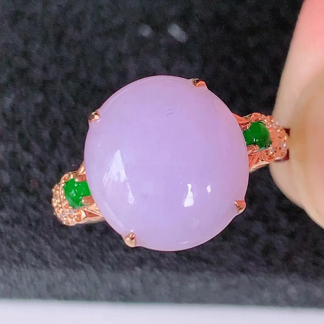 自然光实拍 18K金精工镶嵌紫罗兰翡翠蛋面戒指，玉质细腻，翡翠色泽均匀，艳丽饱满，款式高贵大气，14圈口，上手亮眼，#83.29戒指整体23*17*5.6裸石12.2*11.2