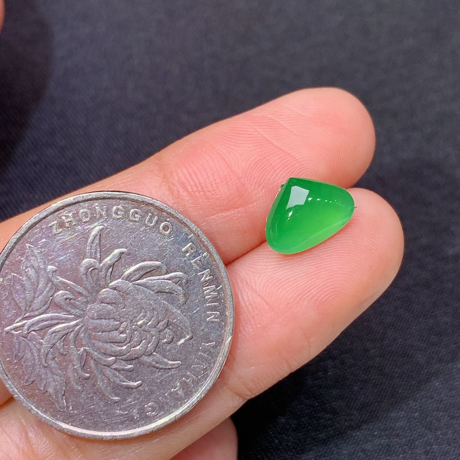 阳绿水滴，镶嵌佳品，冰润色阳，种水足 尺寸9.3*7*3.3