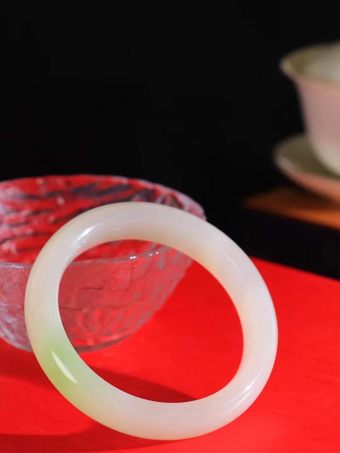 【翠色怡人.手镯】

让开让开[吃瓜]重器来了～️️
好久没见过这么白底色的翠青手镯[吃瓜]
同料所出，翠白分明，翠色青翠鲜艳，白肉干净纯正。收藏传家臻品。重48.9克  尺寸53-12.5-8mm  FDY-451152184