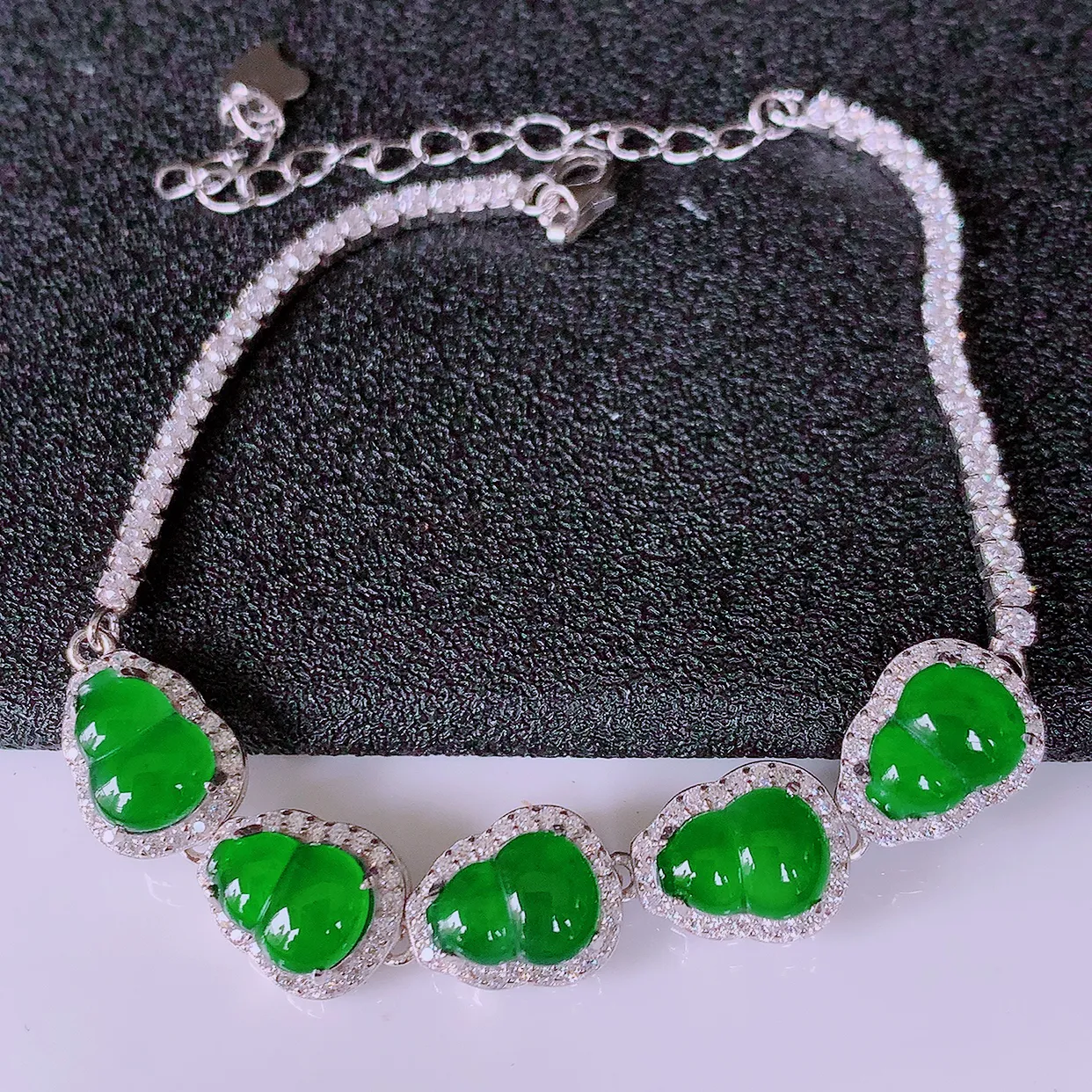 冰透满绿翡翠925银镶嵌葫芦手链，自然光实拍，翠色灵动，颜色漂亮，种老水足，品相佳，佩戴佳品！#97.29葫芦取一整体10.5-8.5-5.5裸石8*5.8