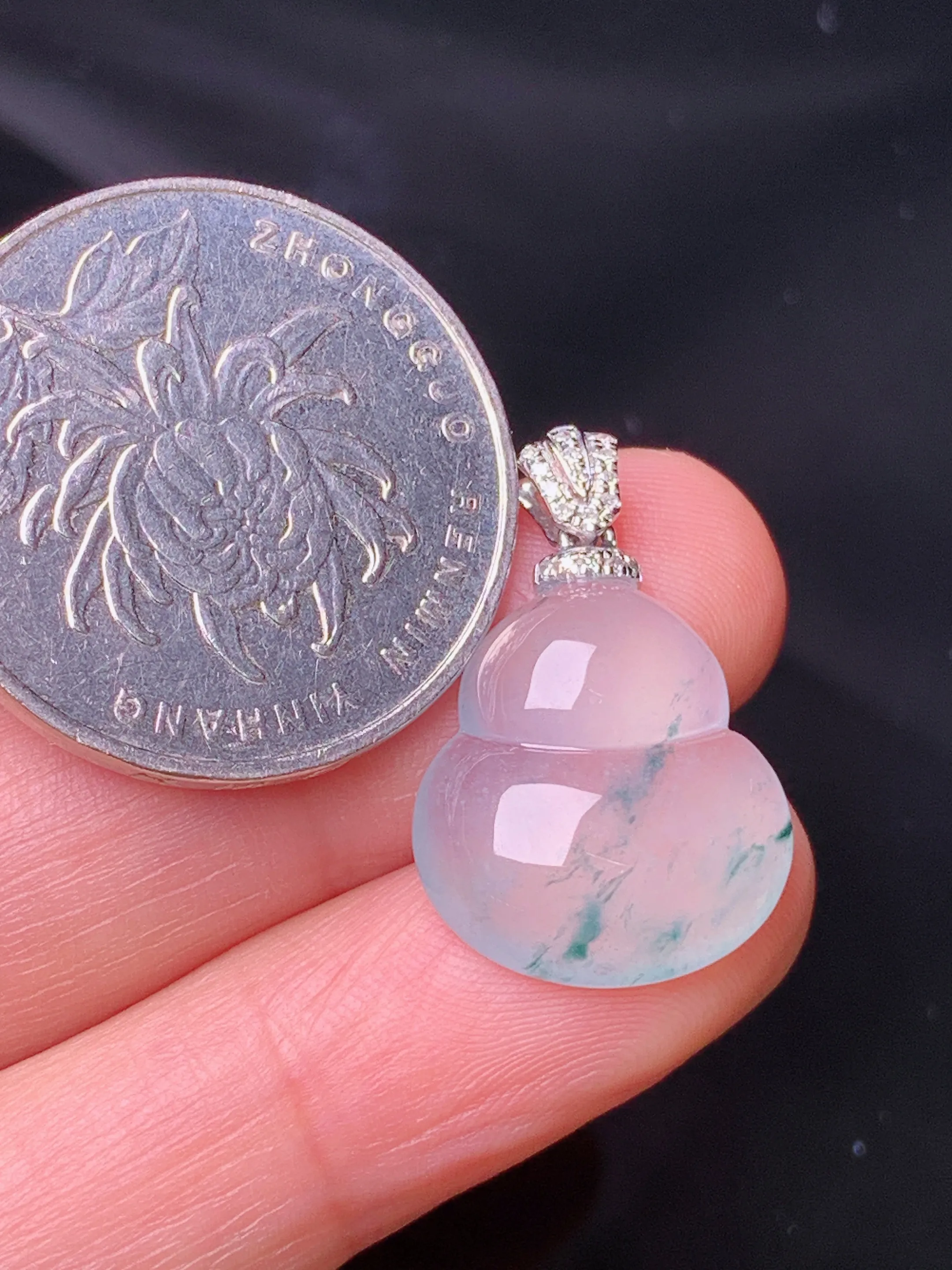 18k金钻镶嵌冰种葫芦吊坠 玉质细腻 色泽清新艳丽  整体尺寸23.3*15*4.7